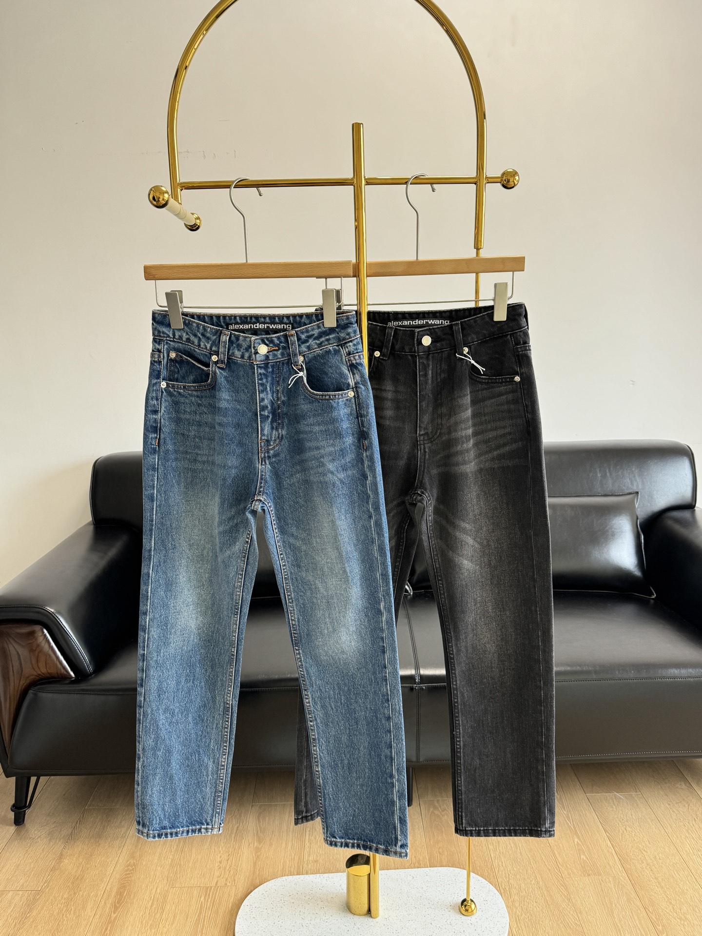 NO:308240,——alexanderwan*Alexanderwan King Leather Mark Straight Regular Jeans This is a model with very online style and appearance. It visually lengthens the body lines and catches the eye!  The upper body is very casual and lazy. You don’t have to consider matching when going shopping. You can go out in a fashionable way by matching a top! Customers provide pure cotton denim materials, a great quality order!  It is very soft, comfortable, and the style is also good-looking. The upper body is very comfortable. Although it is a bit thick, it is very soft. I fell in love with it at first sight. The fabric feels very good. The style of this jeans is really great. The upper body hides the flesh in an instant!  Very nice!  What you want is this relaxed feeling for girls, choosing the right jeans style that suits their body shape is the key!  Recommended recommendations!  Number of codes 25-30 gray blue 2 colors, alexander wang,jeans,alexander wang19860909——alexanderwan*亚历山大王 皮标直筒常规款牛仔裤 版型和颜值都很在线的一款 视觉拉长身体线条,抓人眼球！上身非常的随性慵懒,出门逛街不用考虑搭配什么,随意搭配一件上衣就能时髦出街! 客供纯棉牛仔料,品质巨好的一单！很软,舒适,版型也好看.上身舒服极了.虽然有点厚度.但非常非常软. 一眼就爱上,面料手感超好,这款牛仔裤的版型真的很绝上身瞬间藏肉！超nice！要的就是这份松弛感对于女孩子来说,选对适合自己身材的牛仔裤版型是关键！推荐推荐！ 码数25-30 灰色 蓝色2个色,,alexander wang,jeans,alexander wang,Women's clothing