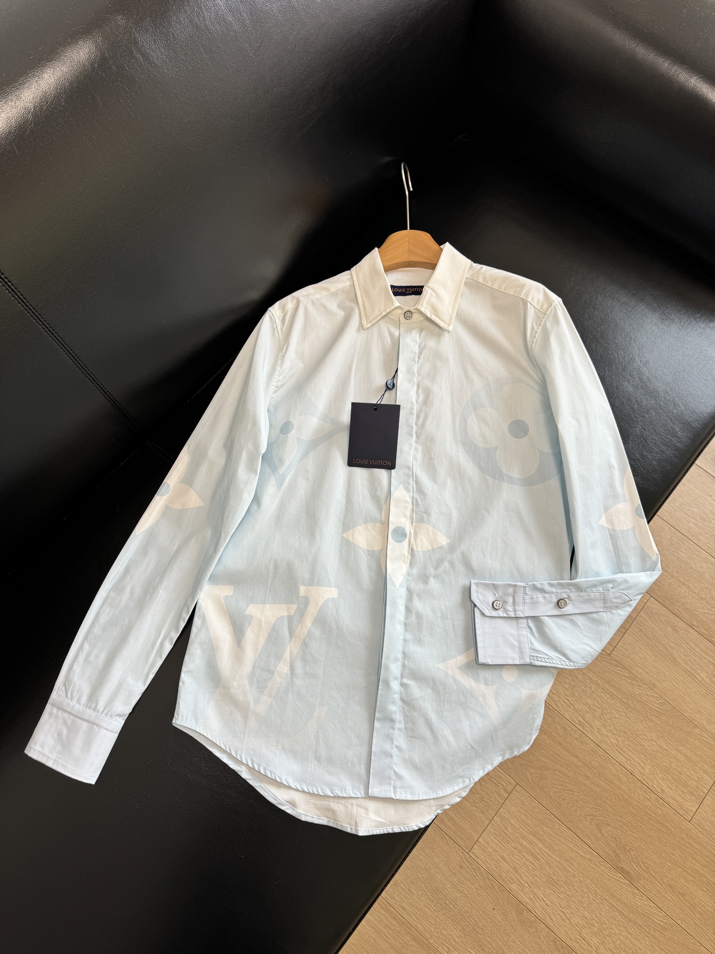 NO:308212,Lapel front shoulder shirt style, with hidden button design with lapel cloth. Gradient sky blue positioning classic logo~ Show the brand's luxury, highlight the details and texture, interpreting a neutral casual style!  ,shirts,alexander wang19860909翻领正肩衬衫版型,以襟布作隐藏扣子设计 渐变天空蓝定位经典logo～ 彰显品牌奢华感,细节质感突出,演绎中性休闲风格！,,shirts,alexander wang,Women's clothing