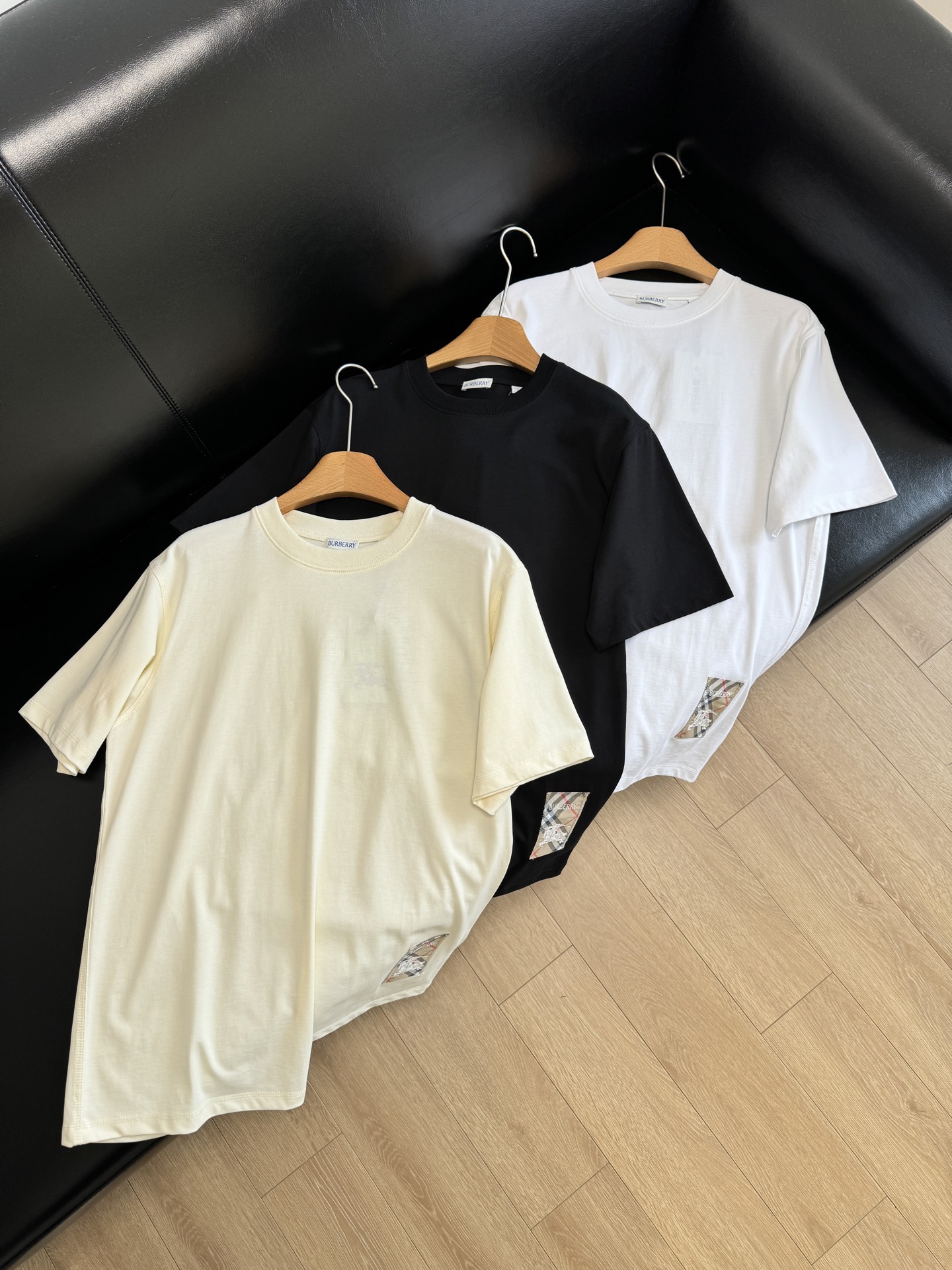 NO:308219,The hem decorative logo plaid logo embroidery is simple but not simple, high-end and atmospheric, and has a high recognition!  Fashionable and elegant without losing the sense of design. Classic and timeless. The loose-fitting T-shirt is made of flat cotton fabric. How can BUR be missing in this spring and summer? This loose short-sleeved short-sleeved series is the best match for the spring. It is an absolute treasure that trendy men and women must buy!  ,burberry,T-shirt,tees,t-shirt,alexander wang19860909下摆装饰logo格纹徽标贴布刺绣,简约但不简单 高级大气 辨识度超高！ 时尚大气又不失设计感 经典永不过时 宽松版型的T恤衫采用平织棉质面料打造 这个春夏怎可缺少BUR的身影呢 这款宽松短袖便是开春最佳的搭配单品 绝对的珍品潮男潮女必入的短袖系列！,,burberry,T-shirt,tees，t-shirt,alexander wang,Women's clothing