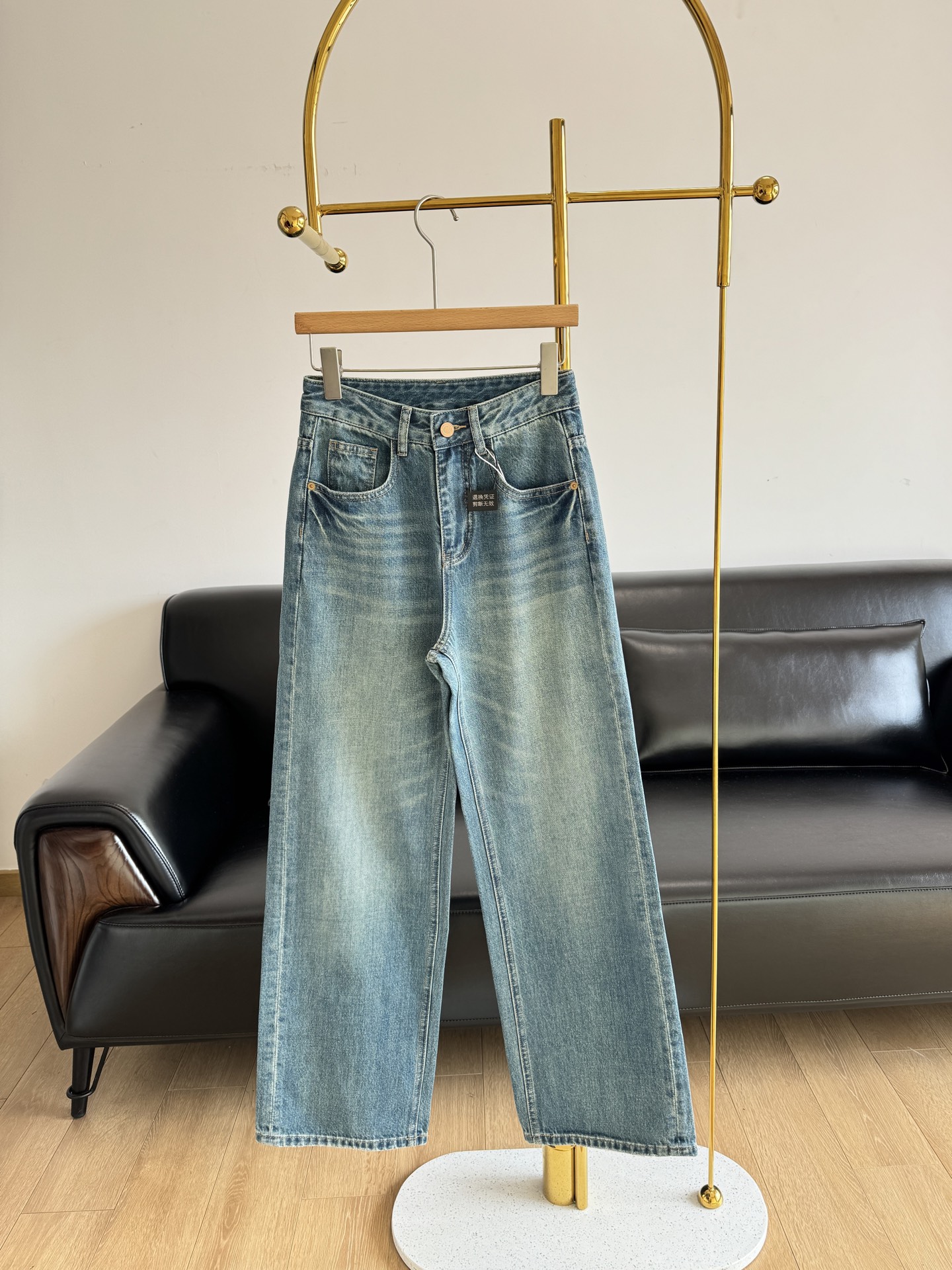 NO:308761,——the row high-waist regular straight-leg jeans. She is finally here!  The style is particularly straight, especially suitable for a bit of fleshy legs. It makes you look slim and straight!  It uses elastic denim fabric imported from Turkey. It feels really soft and stylish with a good cotton feel. It is not the kind of wheel-collapse fabric that is loose after washing. ♂ One cent, one cent, quality, straight wide-leg style!  He is inclusive enough to wear the body. He looks good no matter how he wears it, and his tone is full of excitement!  A pear-shaped girl must wear jeans to hide your flesh. The upper body is very comfortable, loose, comfortable, and slimming. The key is that she has a very good grasp of looseness. She does not pull her taller, does not look short, and the proportions are perfectly modified!  The colors are very pleasing and versatile!  Count s-xxl, jeans,alexander wang19860909——the row高腰常规款直筒牛仔裤 一条巨显瘦的牛仔裤她终于来啦！版型特别正,特别适合有点肉肉的腿 巨显瘦的,还显腿直！ 采用土耳其进口弹力牛仔面料, 手感真的柔软又有型,棉感很好,不是那种洗洗就松垮的轮塌面料 ♂ 一分钱一分品质哈 直筒阔腿的版型！ 有着对身形的足够包容性 随便怎么穿搭都好看,腔调感爆棚！ 梨形身材女生一定要入的牛仔裤, 将你的肉肉都隐藏起来 上身很舒服 宽松 舒服 还显瘦 重点是宽松度把握的非常好 不拉高子,不显矮,把比例修饰的很完美！ 颜色非常耐看百搭！ 码数s-xxl,,jeans,alexander wang,Women's clothing