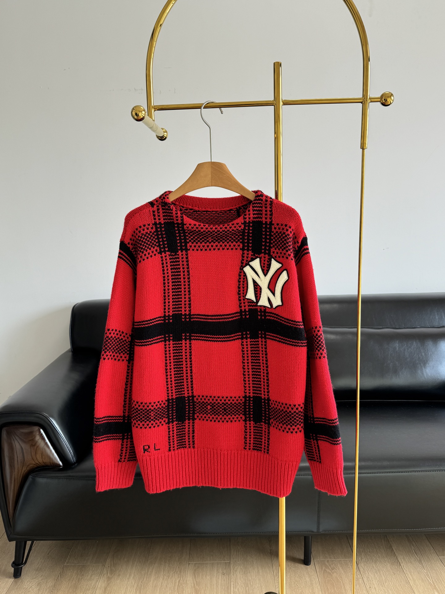 NO:308760,——Ralph Lauren/Ralph Lauren Knitted Sweater A classic plaid color combination with three-dimensional cutting design, fine workmanship, clear texture, wool nylon, thick, soft and skin-friendly, without any tie on one's own, unique and brand-like. Selected high-quality wool, natural fibers bring excellent warmth, and every inch contains the gift of nature, with a delicate and soft texture that touches the skin, as gentle as the warm sun in spring, without irritation or itching, bringing an extremely comfortable wearing experience!  It won't look dull and monotonous when worn, and the youthful feeling is directly full. It can not only be worn on the outside but also layered on the inside. It is super easy to match and is easy to control. Simple combinations can be very brilliant and eye-catching. The same style for men and women, s-xl, loro piano, alexander wang19860909——Ralph Lauren/拉夫劳伦 针织衫 特别精致又特色的经典格子拼色,立体裁剪设计,做工精细,纹路清晰,羊毛锦纶,厚实柔软又亲肤～单穿完全不扎,别具一格又有品牌感. 精选优质羊毛,天然纤维带来卓越保暖性,每一寸都蕴含着大自然的馈赠,细腻柔软的质感,轻触肌肤,如同春日暖阳般轻柔,不刺激、不瘙痒,带来无比惬意的穿着体验！ 穿起来不会显得沉闷单调,少年感直接拉满,不仅可以单独外穿还能叠穿内搭,超级好搭配的同时也很容易驾驭,简简单单的搭配都能够很出彩,很吸睛.男女同款 码数s-xl,,loro piana,alexander wang,Women's clothing