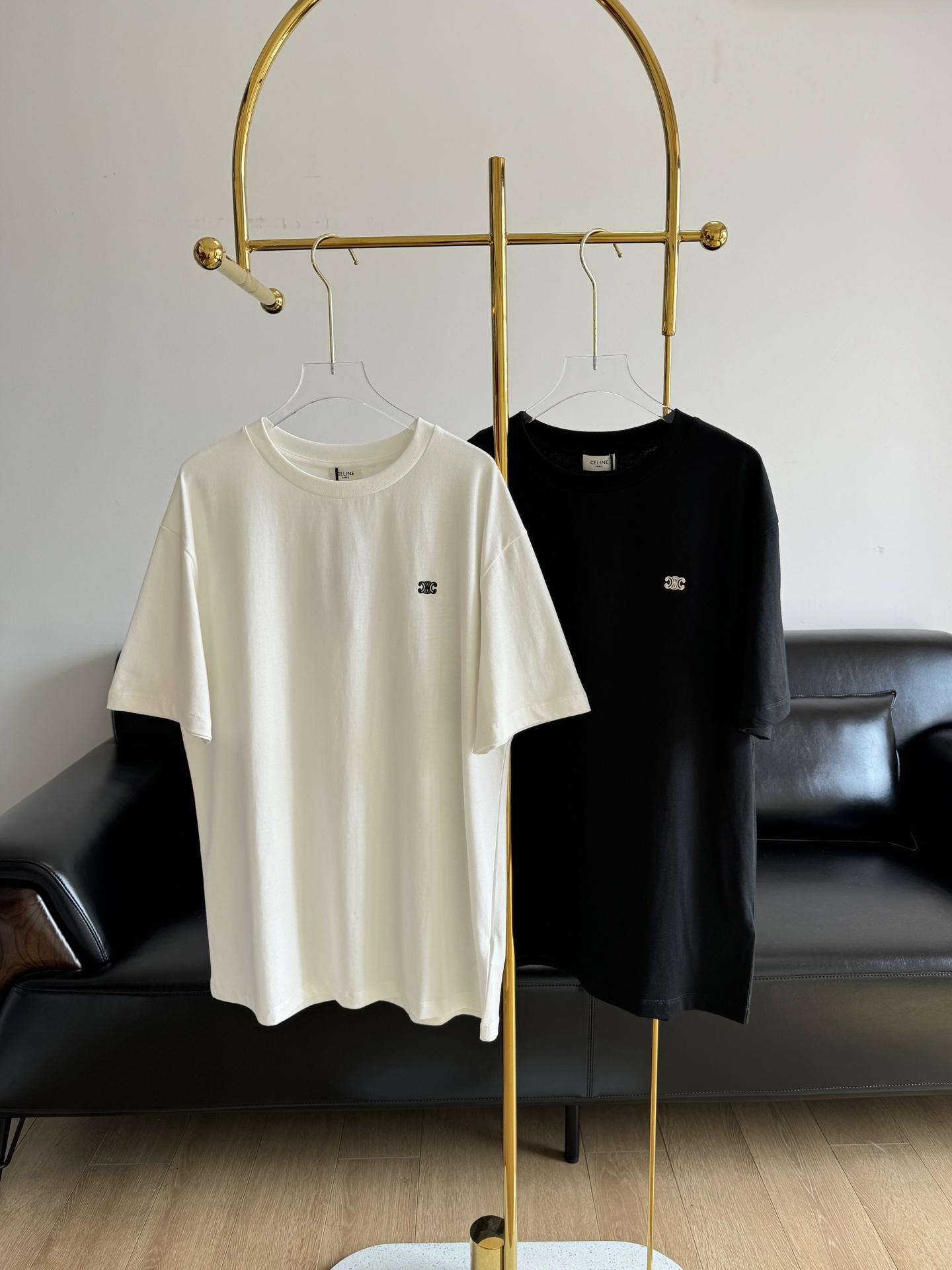 NO:308747,——Celine logo embroidered T-shirt, daily practical matching items!  Very classic and attractive!  Versatile!  Customer-supplied fabric is all cotton, with a delicate and soft touch, and it is very comfortable on the upper body!  It brings a zero-burden wearing experience. It has excellent breathability, can quickly dispel the stuffiness and keep the body dry. The chest logo is made of imported German embroidery machine and has tight wiring!  Simple and basic model!  This T-shirt looks good when paired with any pants!  Wear it alone or in a coat!  Slimming style, all kinds of easy matching!  Count sml, celine, jackets & coats,tees, t-shirt,alexander wang19860909——Celine logo刺绣T恤 日常实用搭配单品！非常经典耐看！百搭！ 客供面料 全棉, 触感细腻柔糯,上身很舒服！ 带来零负担的穿着体验.它的透气性绝佳,能迅速驱散闷热,保持身体干爽 胸前logo采用德国进口绣花机打造,布线紧密！ 简约基础款！这种款t恤真的随便搭配个什么裤装都好好看！ 单穿或者搭配在外套里都！ 版型显瘦 各种好搭配！ 码数sml,,celine,jackets & coats,tees，t-shirt,alexander wang,Women's clothing