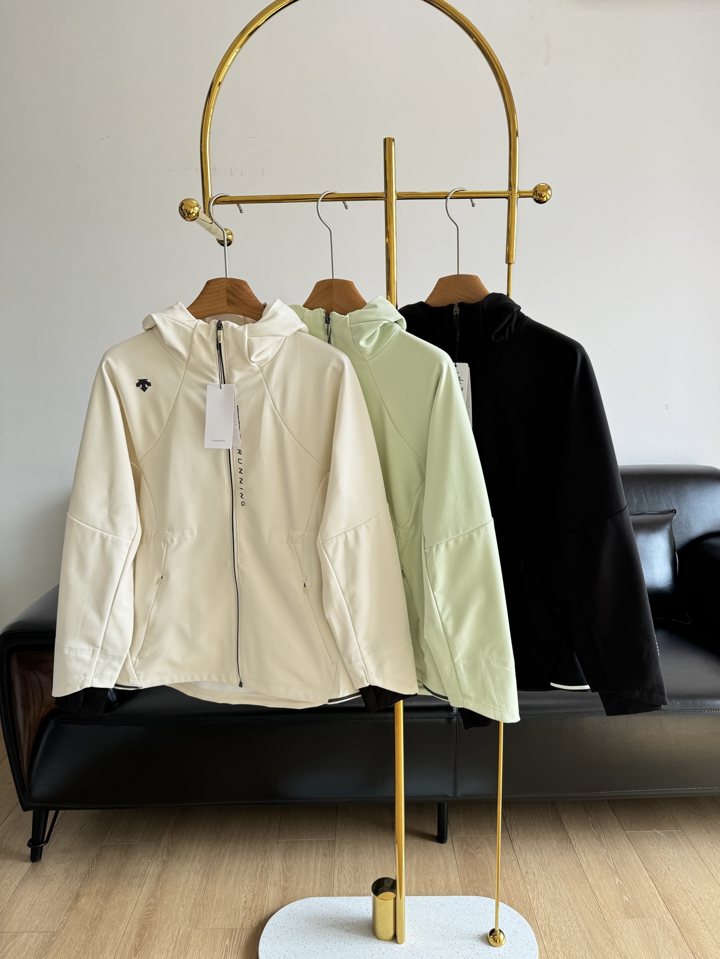 NO:308751,——♀DESCENT Women's Sports Running Series Water-Resistant Woven Jacket Ergonomic Sports Cut, every splicing and every line is used reasonably!  It has both fashion and comfort, fashionable and beautiful, and also comes with youthful vitality. Simplicity is the king!  The style is very good. The upper body looks slim and is not picky about people. It is suitable for daily exercise or commuting~ Use 87 nylon 13 spandex!  Windproof, water-resistant and stain-resistant fabrics have excellent wear resistance and high strength, and can withstand friction between daily wear and outdoor activities. At the same time, it has good hygroscopicity and can keep the wear dry to a certain extent. The exquisite 3D three-dimensional glue-pressing logo letters are very three-dimensional!  After you get it, you can observe carefully that our clothes are exquisitely routed and very textured!  Code s-xl green, white, black, jackets & coats,alexander wang19860909——♀DESCENT迪桑特女款运动跑步系列防泼水梭织外套 人体工程学运动剪裁,每一处拼接每一处线条合理运用！兼具时尚和舒适两大特征,时尚好看还附带青春活力 简单就是王炸！版型很好 上身贼显瘦,不挑人穿,不管是日常运动还是通勤都很合适~ 采用87锦纶13氨纶！防风、防泼水、防污面料,耐磨性极佳,强度高,能够经受日常穿着和户外活动中的摩擦.同时具有良好的吸湿性,可一定程度保持穿着干爽. 精致3D立体压胶logo字母非常的具有立体感！等大家拿到手之后,可以细细观察,咱们衣服的走线精巧,非常的有质感！ 码数s-xl 绿色,白色,黑色,,jackets & coats,alexander wang,Women's clothing