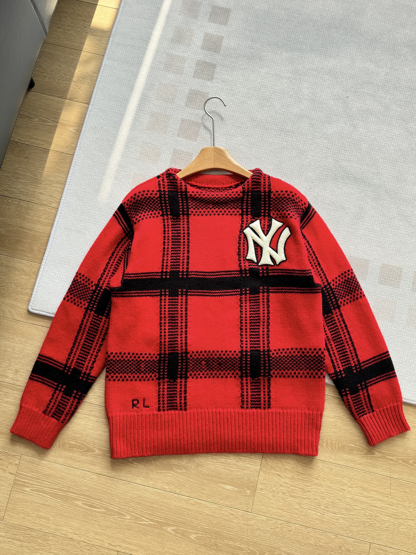 NO:308762,A particularly exquisite and distinctive classic plaid color combination, three-dimensional cutting design, fine workmanship, clear patterns, wool nylon, thick, soft and skin-friendly, not tied at all, unique and brand-like.,,alexander wang19860909特别精致又特色的经典格子拼色,立体裁剪设计,做工精细,纹路清晰,羊毛锦纶,厚实柔软又亲肤～单穿完全不扎,别具一格又有品牌感.,,alexander wang,Women's clothing