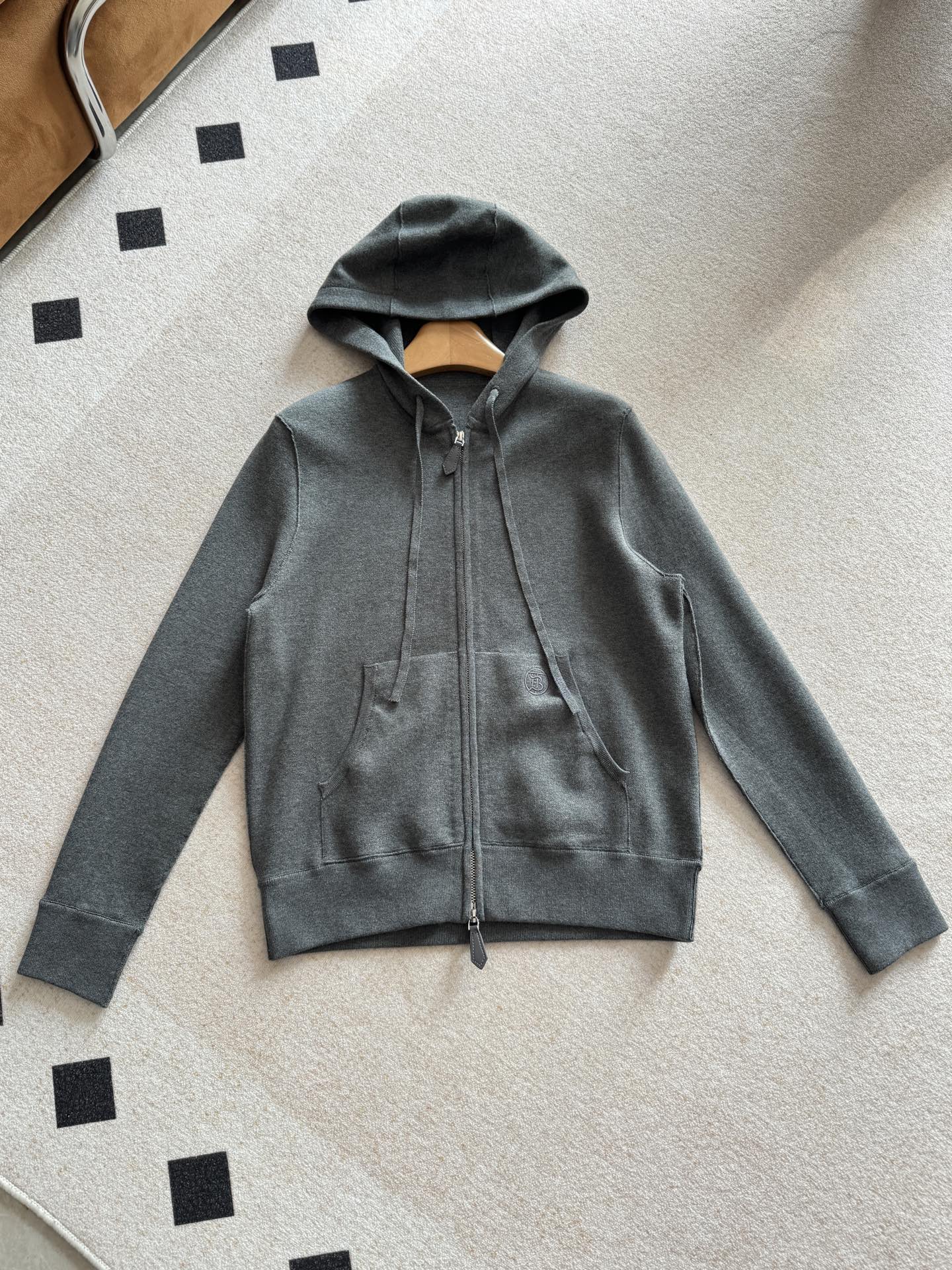 NO:309331,The jacket is a fit style, and the main thing is to make you look slimming if you have the spare and not tight!  The upper body has a neat and hooded design, and a simple suspender or a white T-shaped zipper can be slightly pulled apart, so it can be relaxed and casual!  ,,jackets & coats,hats,alexander wang19860909外套是合身的版型,有余量不紧绷主打的就是一个显瘦！上身自带利落感连帽的设计,内搭简单的吊带或者白 T 之类的拉链可以稍微拉开些,轻松随意！,,jackets & coats,hats,alexander wang,Women's clothing