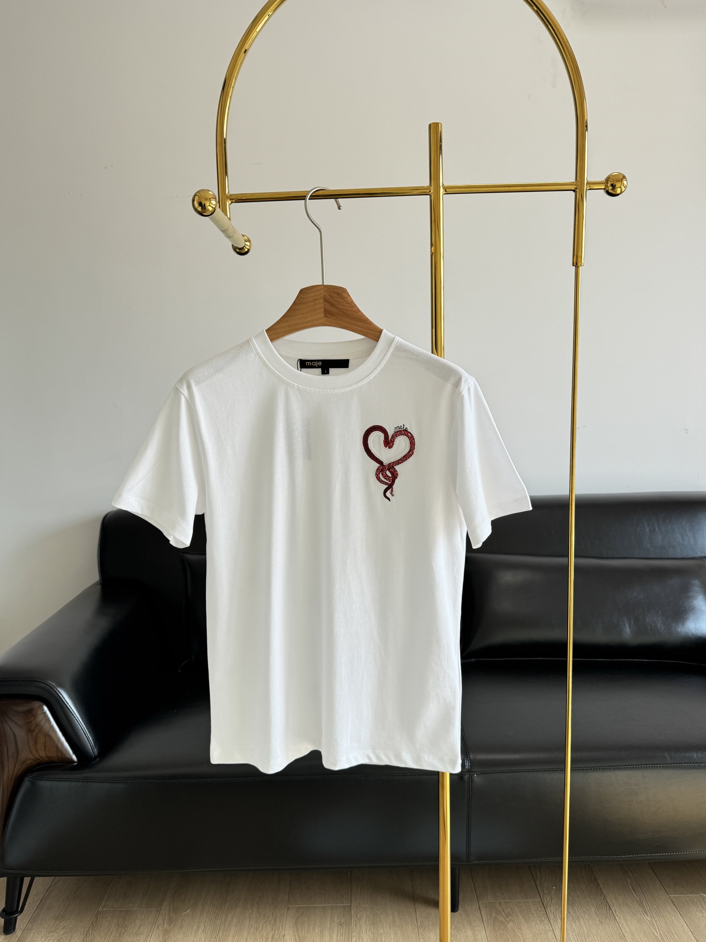 NO:309313,——Maje 2025 early spring new style Love Snake Beaded Short-sleeved T-shirt is made of high-quality cotton fabric, with a soft feel~ breathable and comfortable in summer!  It has good breathability, allowing the skin to breathe freely, and the small-plate upper body looks very slimming!  Adapt to various body shapes, the unique heart-shaped embroidery on the chest, the details are full, and the personality is eye-catching, adding a touch of bright color to daily outfits. Whether you are casual and relaxing at home, you can easily control it and spend your time with you. A must-have versatile item for fashionable essence. SML, T-shirt, tees, t-shirt, alexander wang19860909——Maje 2025早春新款 爱心蛇钉珠短袖T恤 采用优质棉面料打造,手感柔软~夏天透气舒适！具备良好透气性,让肌肤自在呼吸, 小板型上身巨显瘦！适配各种身形,胸前胸前别致的心形刺绣,细节拉满,个性又吸睛,为日常穿搭增添一抹亮色.无论是休闲出街还是宅家放松,都能轻松驾驭,伴你度过自在时光.时髦精必备款百搭单品 码数SML,,T-shirt,tees，t-shirt,alexander wang,Women's clothing