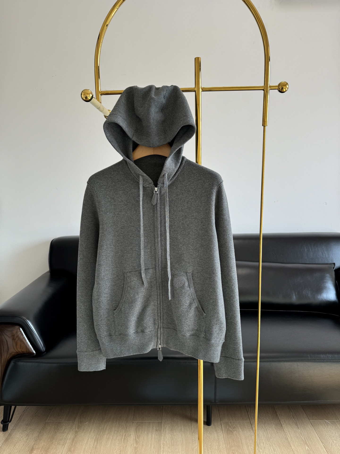 NO:309328,——BURBERRY Hooded Jacket is made of soft and glutinous cotton fabric, with delicate and full touch, good drape, and is not easy to deform. It feels really amazing!  It is as gentle and comfortable as a cloud!  I sincerely recommend wearing it intimately!  It is really high-quality and full of texture. The jacket is a fit style. The main thing is to make you look slim!  The upper body has a neat and hooded design, and a simple suspender or a white T-shaped zipper can be slightly pulled apart, so it can be relaxed and casual!  Count sml, burberry, burberry, jackets & coats, hats, alexander wang19860909——BURBERRY巴宝莉 连帽外套衫 采用软糯的棉面料,触感细腻饱满,垂感好,不易变形手感真的绝了！有挺括度真的犹如云朵般轻柔舒适！真心建议贴身穿！实实在在的高克重,质感满满, 外套是合身的版型,有余量不紧绷主打的就是一个显瘦！上身自带利落感连帽的设计,内搭简单的吊带或者白 T 之类的拉链可以稍微拉开些,轻松随意！ 码数sml,,burberry,burberry,jackets & coats,hats,alexander wang,Women's clothing