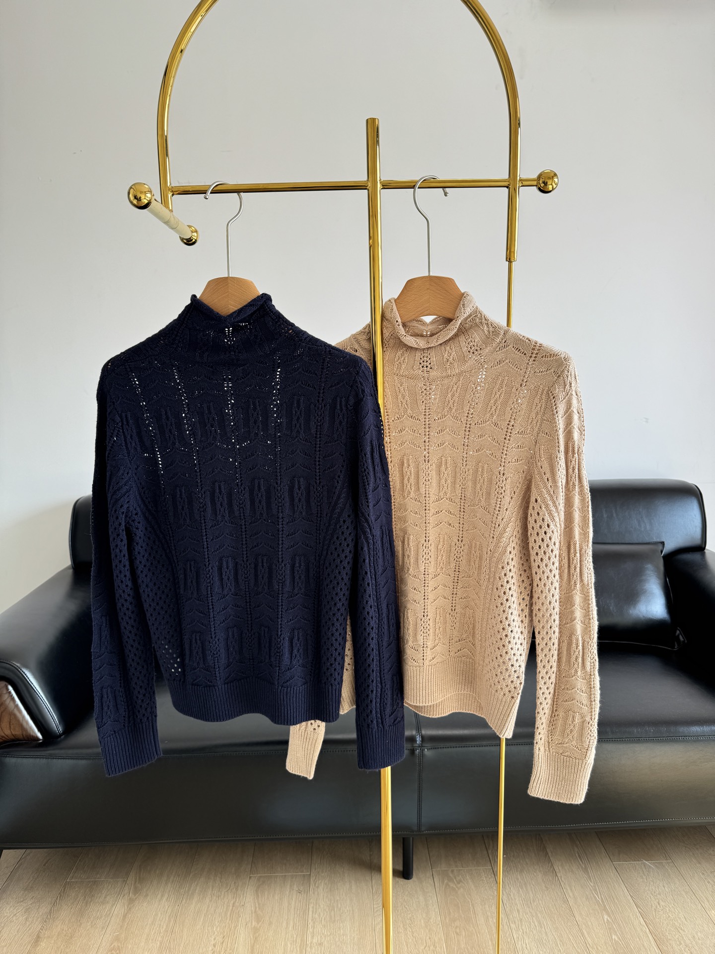 NO:309340,——Ralf Lauren High-neck Hollow Knit Sweater Lazy High-necks Instead, it adds a lazy and elegant feeling~ It uses fine wool fibers, which are good for warmth and can bring considerate and warmth during the cool season. At the same time, it has good breathability and moisture absorption, which is dry and comfortable to wear, and is elastic!  The turtleneck design is warm and fashionable, and the fitting style highlights the body curve and shows elegant style. The exquisite hollowing and woven texture are intertwined, with delicate craftsmanship and layering. Whether worn alone or as an inner layer, it can add a unique charm to the shape. SML Khaki Blue, Alexander wang19860909——拉夫劳伦 高领镂空针织衫 慵懒的高领 反而因此多了种慵懒优雅的感觉～ 采用羊毛纤维细密,保暖性佳,能在微凉时节带来贴心温暖.同时,它具备良好的透气性与吸湿性,穿着干爽舒适,且富有弹性！ 高领设计温暖又时尚,合身版型凸显身材曲线,尽显优雅格调.精致的镂空与编织纹理交织,工艺细腻,富有层次感.无论是单穿还是作为内搭,都能为造型增添一份独特魅力. 码数sml 卡其 蓝色,,alexander wang,Women's clothing