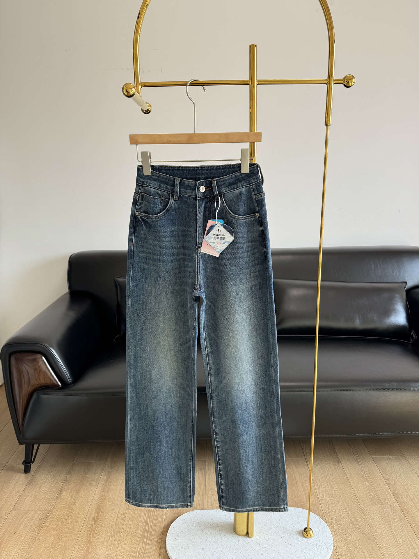 NO:309334,——MOTHER Straight regular jeans, which are really amazing to modify the legs. They are made of high-elastic denim fabric imported from Türkiye, and the fabric is particularly soft. The upper body is really soft and glutinous and comfortable!  Give full play to the best of the fabric!  The elastic fabric will not feel tight on the upper body, which is very comfortable and breathable. Don’t match it in daily life, it is crisp and stylish!  Simple lines fit the body and modify the leg lines. Whether paired with a simple white T-shirt or a personalized shirt, you can easily create a casual and fashionable style, which is an excellent choice for daily travel. Number of 26-30, jeans, shirts, alexander wang19860909——MOTHER 直筒常规款牛仔裤 修饰腿部真的太绝了 采用土耳其进口高弹牛仔面料, 面料特别柔软 上身真的太软糯太舒服啦！ 把面料的优良性能发挥到了极致！ 弹力面料,上身不会有紧绷感非常的舒适透气, 日常不要太好搭配了挺括有型！简约的线条贴合身形,修饰腿部线条.无论是搭配简约白T还是个性衬衫,都能轻松打造出随性又时尚的风格,日常出街的绝佳选择. 码数26-30,,jeans,shirts,alexander wang,Women's clothing