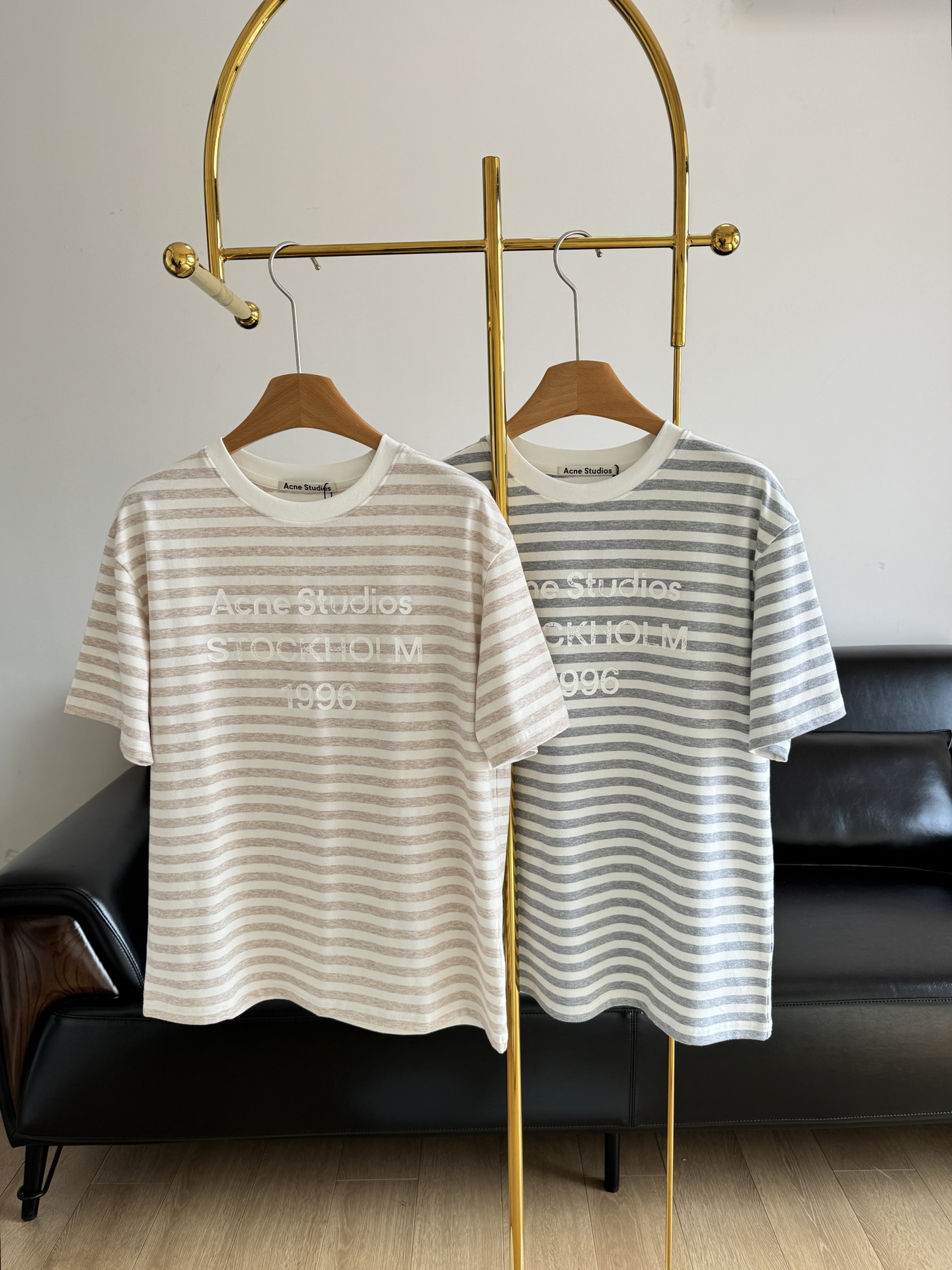 NO:309322,——Acne Studios 1996 striped short-sleeved T-shirt for men and women. Its striped design is really stylish!  Match with letter prints!  Simple but fashionable~ It is made of cotton fabric, and it feels like it is gently wrapped in clouds when worn on the body, giving people a light and comfortable feeling!  Two colors are made, both of which are 100% matched. The stripes are visually choked and eye-catching. The casual pants/jeans/shorts are matched with. The material of the water cotton is very soft and comfortable to wear and can be used for daily travel and commuting! SML sml gray apricot color, acne studios,dior, shorts, jeans, T-shirt,tees, t-shirt,alexander wang19860909——Acne Studios男女同款1996条纹短袖T恤 它的条纹设计真的超有型！搭配字母印花！简洁而不失时尚感～ 采用了棉面料,穿在身上仿佛被云朵轻轻包裹,给人一种轻盈自在的感觉！ 做版了两种颜色 都⑩分佰搭 条纹视觉感哽吸睛,休闲裤/牛仔裤/短裤sui意搭配 莼棉的料子,手感好柔软,穿着舒服日常出街、通勤都能拿捏! 码数sml 灰色 杏色,,acne studios,dior,shorts,jeans,T-shirt,tees，t-shirt,alexander wang,Women's clothing