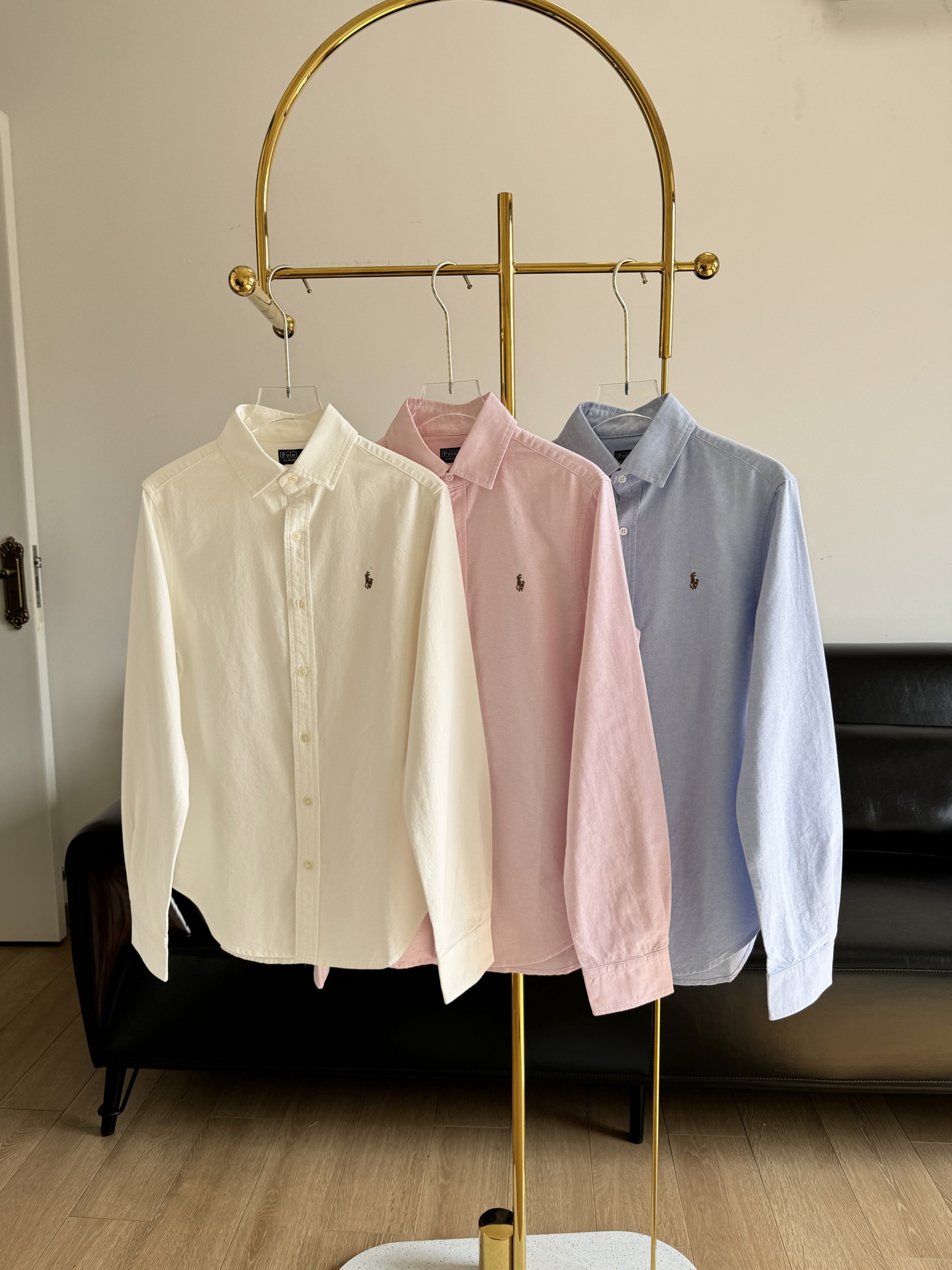 NO:309344,——Ralf Lauren logo embroidered shirt. Simple and stylish. Korean style is easy to wear. Original Oxford cotton, delicate texture, soft fabric, gentle and straight!  !  The dense texture is naturally crisp and stylish behind the upper body. It is slightly elastic but not hard, and it feels very comfortable to touch. Look at the details of the workmanship. The style is a slim fit style, and the upper body is very flavorful. It has a simple texture and a unique high-level feeling. It is sweet and salty shirt. It has no limit on the style. It looks good when you wear it casually!  Number of codes 0 2 4 6 Pink White Blue 3 colors, Shirts,alexander wang19860909——拉夫劳伦 logo刺绣衬衫 简约的很有品,韩系穿搭轻松get 原厂牛津棉,肌理细腻,面料柔软,温柔有挺度！！密实的质地 上身后很自然的挺括有型,稍有弹力不是硬邦邦的感觉,手感也很舒服,做工走线你们看细节 版型属于修身款的,上身很有味道呀,朴实的质感,独一份的高及感,可甜可盐的衬衫,风格完全不受限,随便穿,都好看！ 码数0 2 4 6 粉色 白色 蓝色3个色,,shirts,alexander wang,Women's clothing