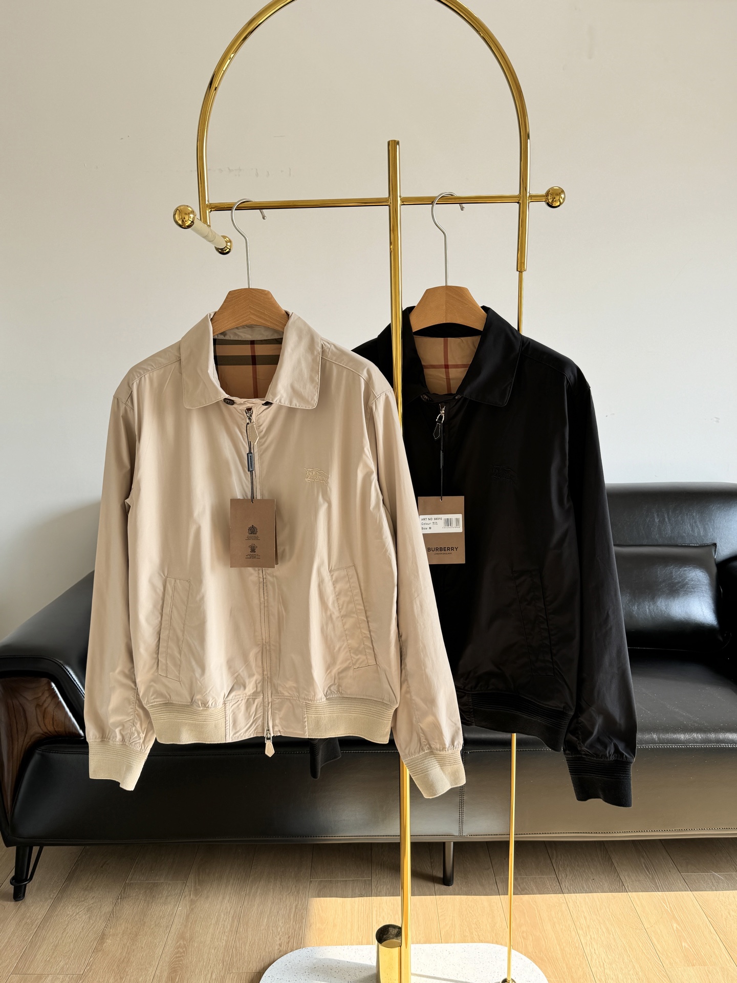 NO:309843,——Burberry New jacket The design is amazing, outdoor sports style fashionable jacket!  It is preferred for polyester fiber high-density and crisp fabric, which feels smooth and comfortable, breathable and wind-proof, not easy to wrinkle and easy to take care of!  The embroidery of the war horse logo on the chest adopts imported machine embroidery technology. The design embroidery pattern has uniform lines and uniform thickness. It is wrapped in neatness and density, and is exquisite and delicate!  Whether it is daily leisure or outdoor occasions, you will add a lot of points to your look. You don’t pick on your figure or style, you are handsome and casual!  Love it!  The whole dress looks clean and generous, but the details are very good. M-XXL black khaki 2 colors, burberry, jackets & coats, alexander wang19860909——Burberry博柏利 新款外套 设计很绝,户外运动风时尚外套！ 优选聚酯纤维高密挺括面料,手感滑爽舒适,透气防风,不易皱好打理！ 胸前战马logo刺绣采用进口机绣工艺 设计刺绣图案的线条感粗细均匀 裹满整齐度及密度都很圆滑 精致细腻！ 无论日常休闲还是户外场合 ,都给你的造型加分不少 不挑身材也不挑风格,帅气随性！爱了爱了！整件衣服看上去就很干净大方,但细节感很足 码数M-XXL 黑色 卡其2个色,,burberry,jackets & coats,alexander wang,Women's clothing