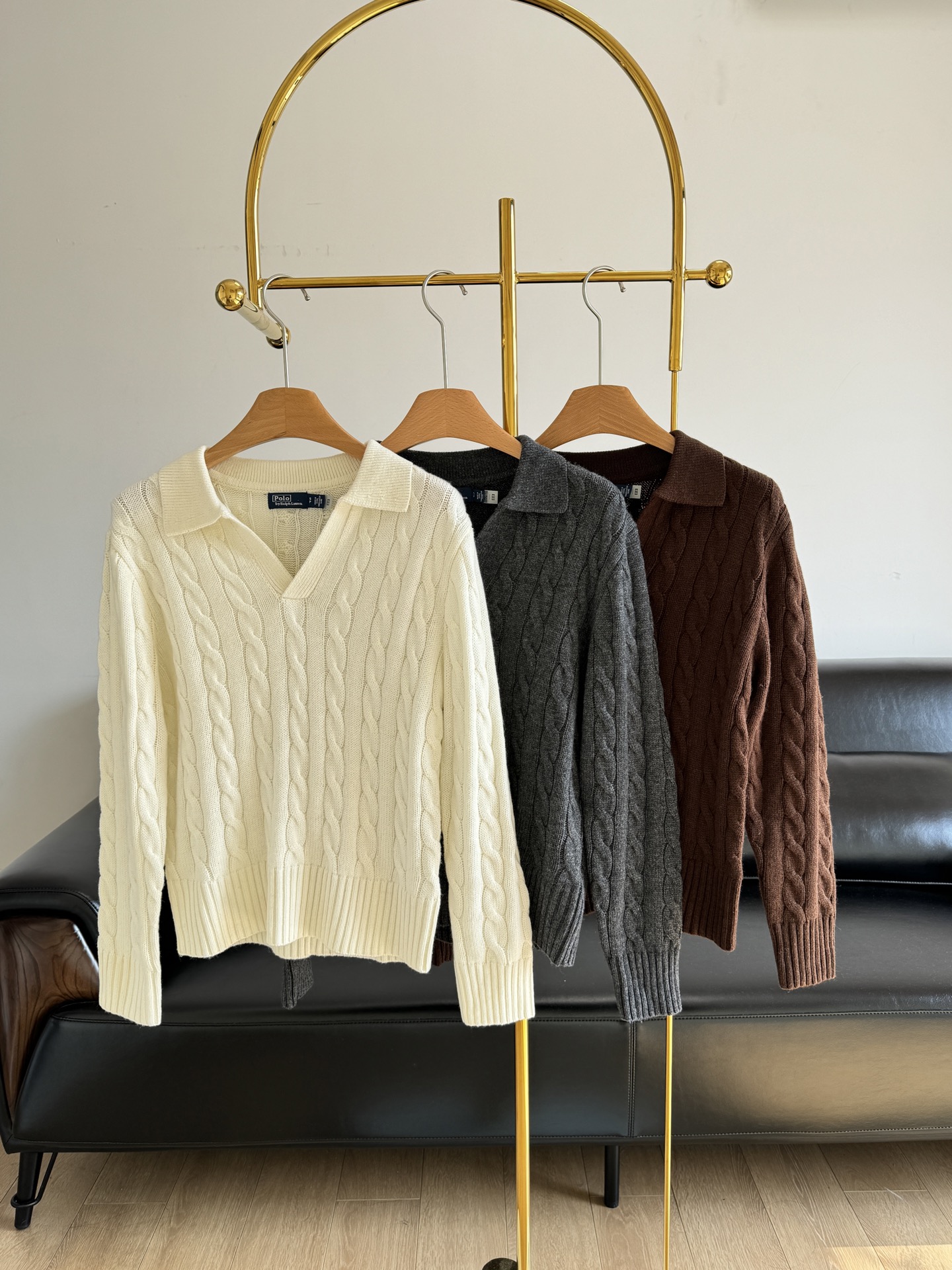 NO:309854,——Ralph Lauren V-neck sweater It can be said that whoever wears it is fashionable, super recommended. V-neck is really popular, believe me!  !  If the sisters with round neck and cardigans already in the closet, this one will refresh your understanding of Raff again~ The lapel   V-neck design has a free and casual attitude of the heroine!  At the same time, it can also embellish the neck lines very elegantly, revealing the collarbone yyds!  It feels completely different from the round neck. If you talk about the round neck college, the V-shaped lapel is more exquisite and feminine!  !  It uses 70 wool 30 cashmere, and the three-dimensional crimping texture of the clothes is still a familiar RL~!  The fabric has thickness!  Not a thin piece, warmth is OK!  Not cheap or expensive is a daily fashion and effortless wear. Recommended!  !  !  The Luff family’s cork series is something you can’t get tired of wearing no matter how you wear it. This model retains the classic retro cork, and the details of the style have been adjusted!  The upper body is highly inclusive, and she wears it easily and looks lazy and is not picky!  Can commute, can relax, code sml, gray, beige, brown 3 colors, loro piana, alexander wang19860909——Ralph Lauren 拉夫劳伦 V领针织衫 可以说是谁穿谁时髦,超级推荐 V领真的很出圈,相信我！！ 如果衣柜里已经拥有圆领 开衫的姐妹,这款会让你再次刷新对拉夫的认识～ 翻领＋v领的设计 有种大女主洒脱随性的态度！ 同时还能把脖颈线条修饰的很优雅 露出锁骨yyds！ 和圆领是完全不一样的感觉,如果说圆领学院,v字翻领则更有精致女人味！！ 采用70羊毛30羊绒细腻柔软,衣身立体的绞花纹理还是熟悉的RL哦~！面料是有厚度的！不是轻薄薄的一件,保暖度ok！显贵不廉价都是属于日常穿时髦不费力的,推荐推荐！！！ 拉夫家的绞花系列就是怎么穿都穿不腻的 这款呢保留了经典复古的绞花,版型细节都做了调整！上身包容性强,轻松穿出松弛慵懒,还不挑人！ 可以通勤 可以休闲 码数sml 灰色 米白 咖色3色,,loro piana,alexander wang,Women's clothing