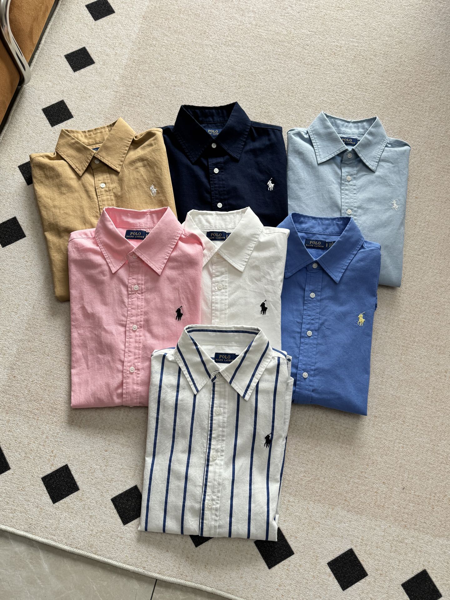 NO:310345,The pony embroidery embroidery on the chest is embroidered, and the straight H-shaped curved hem design is designed. The simple lines further highlight the capable temperament and the classic lapel presents a neat temperament!  The style is simple and clean, and it has a retro feel!  Clean and high-end!  The style you see at first glance, the silhouette shirt is both cool and beautiful ♀,,shirts,alexander wang19860909胸前小马刺绣标点缀,直身H版型弧形下摆设计,简约的线条更加突显干练气质经典翻领呈现利落的气质！款式简约又干净,又很有复古气息的感觉！干净高级！一眼看中的款,廓形衬衫既飒又美 ♀,,shirts,alexander wang,Women's clothing