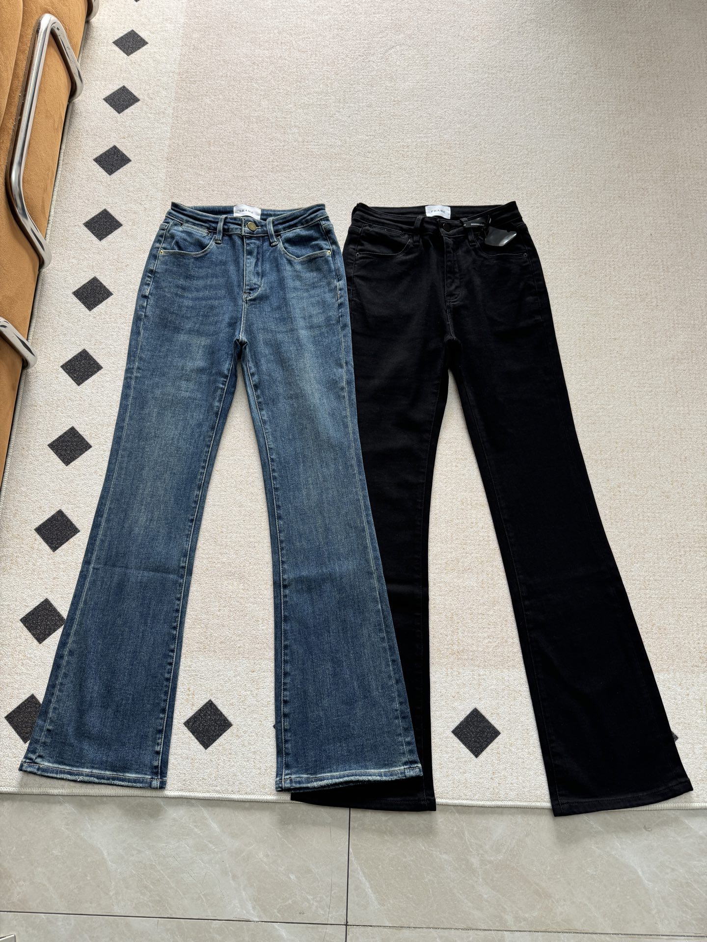 NO:310341,A pair of bell-bottom pants with a good shape. The effect of bell-bottom pants is started under the knees, covering the calves. The calves are thick or not straight, making the legs look perfect. The thighs are wrapped and then flared, so they look very slim and feminine. The high-waisted design makes it very comfortable to wear and cover the belly. This one looks good when worn immediately, and makes the legs look very slimming!  ,alexander wang19860909裤型很好的一款喇叭裤 膝盖下面开始喇叭裤效果, 遮住 小腿粗或者不挺,显得腿型完美 大腿这边包腿然后再喇叭的裤型, 所以非常显瘦,又有女人味 高腰设计,穿上非常舒适,遮肚子. 这款穿上立马大长腿, 显得腿型很好,非常显瘦！,,alexander wang,Women's clothing