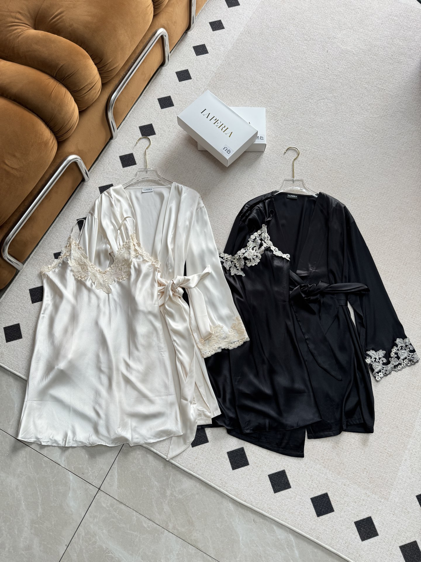 NO:310362,Who can resist such a pure silk nightgown?  The water-soluble lace has a high-end feel~ the patterns are so delicate~ it has a slightly fleshy design feel!  The silky skin feels so comfortable on the upper body!  Carrying all the imaginations about beauty are like dreams and vague, highlighting the classic luxury that never goes out of date!  Decorate the beautiful artistic conception in life!  ,,skirts,real silk,alexander wang19860909谁能抗拒这样一条纯欲滴真丝睡裙？ 水溶蕾丝高级感十足～花纹太细腻了~微微透肉设计感十足呢！上身丝滑的肤感太舒适啦！承载了一切关于美的想象如梦似幻,隐约朦胧,凸显永不过时的经典奢华！点缀生活中的唯美意境！,,skirts,real silk,alexander wang,Women's clothing