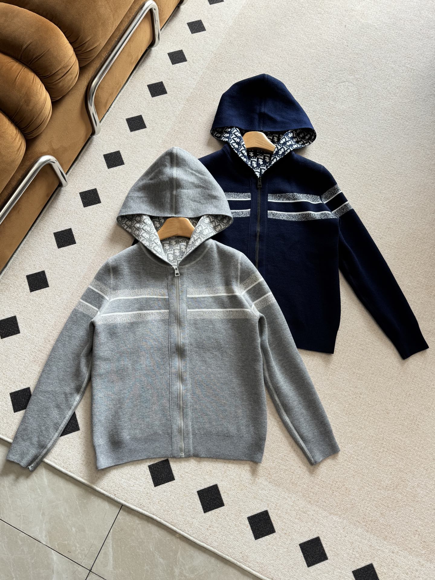 NO:310353,The classic style is not picky about people, and the upper body looks huge and slim!  Swiss machine embroidery sewing tray technology can be seen at a glance!  It can be worn on both sides, and the jacquard and weaving pattern on the back is luxurious and handsome! The hooded design is fashionable and high-end!  A rich and beautiful woman must come in!  A must-have for ten thousand years. I’m slow to use!  ,hats,alexander wang19860909经典版型不挑人上身巨显瘦！瑞士机刺绣缝盘工艺,多高级一眼就能看出了！双面可穿哦,后背字母提花织纹工艺奢华帅气!连帽设计时髦又高级！白富美必入！万年必备款 手慢无！,,hats,alexander wang,Women's clothing