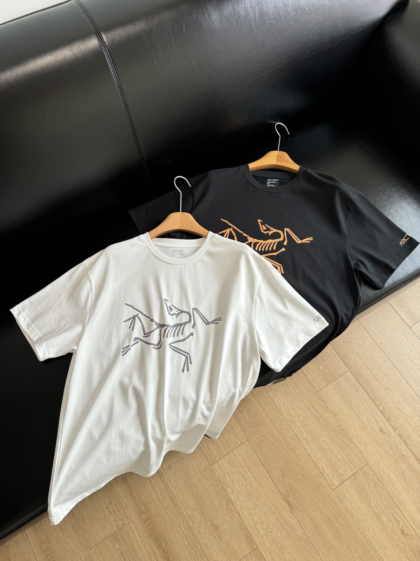 NO:310361,The round neck style is not a good choice, the body is loose and not bloated, and the iconic Bird House logo makes it difficult to look good!  The matching can also be very simple. The first choice for must-have items is really not disappointing or reassuring!  ,jil sander,alexander wang19860909基础不挑人的圆领版型,衣身宽松不臃肿,再加上标志性的鸟家logo,穿起来像不好看都难！ 搭配也可以很简单,必入单品首选,真的不会让你失望放心入！,,jil sander,alexander wang,Women's clothing