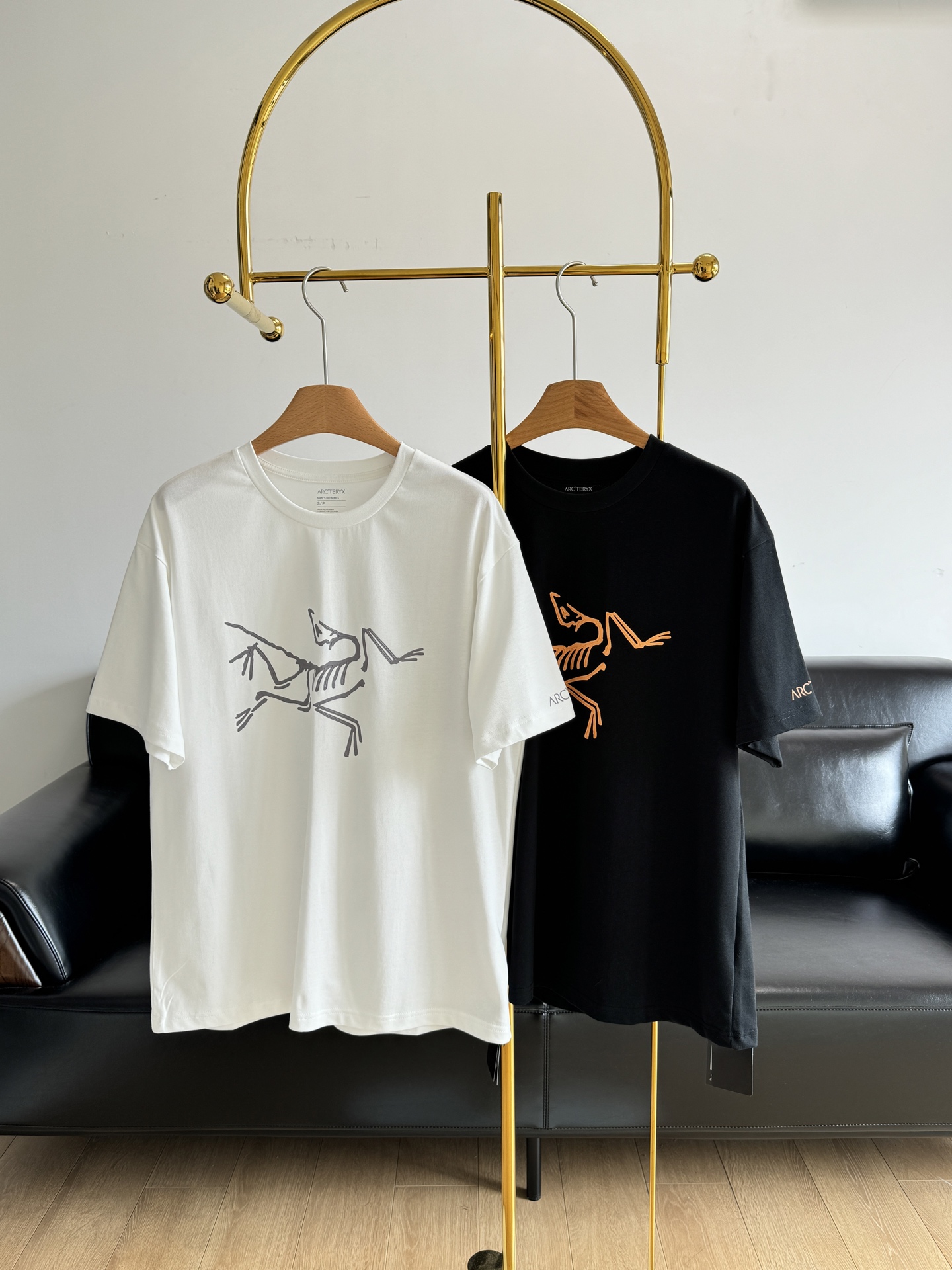 NO:310358,——Arcteryx logo letter printed T-shirt, a very urgent item in three seasons!  The fabric is made of high-quality cotton! The counter is fixed dyeing and woven, which is gentle and close to the body, and has no sense of restraint! The feel is gentle and comfortable, and has very excellent sweat-absorbing and wet properties! The thread is fixed weaving and dyeing without color difference! The shoulder-length strip process is used, and it is washed without deformation! The round neck style is not picky about people, the body is loose and not bloated, and the iconic Bird House logo makes it difficult to look good when worn!  The matching can also be very simple. The first choice for must-have items is really not disappointing or reassuring!  Code s-xl white black 2 colors, jil sanderarc'teryx,tees,t-shirt,alexander wang19860909——Arcteryx始祖鸟 logo字母印花T恤 一年三季都很刚需的单品！ 面料采用优质棉材质!专柜定染定织,轻柔贴身,穿着无束缚感!手感轻柔舒适,具有非常优异的吸汗拍湿特性!螺纹定织定染无色差!采用通肩拉条工艺,百洗不变形! 基础不挑人的圆领版型,衣身宽松不臃肿,再加上标志性的鸟家logo,穿起来像不好看都难！ 搭配也可以很简单,必入单品首选,真的不会让你失望放心入！ 码数s-xl 白色 黑色2色,,jil sanderarc'teryx,tees，t-shirt,alexander wang,Women's clothing