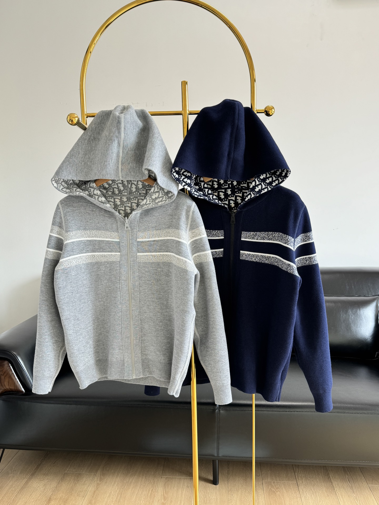 NO:310350,——Dior alphabetical jacquard hooded jacket makes you feel better after wearing it for a few years. There is no age restriction, it is fashionable and versatile, allowing you to do whatever you want!  It uses 97 cashmere 2 nylon 1 polyurethane, imported cashmere yarn double-sided jacquard fabric, soft and comfortable, details and texture, you can feel the texture very well by looking at the real shot, and it is very powerful in both length and style!  The classic style is not picky about people, and the upper body looks huge and slim!  Swiss machine embroidery sewing tray technology can be seen at a glance!  It can be worn on both sides, and the jacquard and weaving pattern on the back is luxurious and handsome! The hooded design is fashionable and high-end!  A rich and beautiful woman must come in!  A must-have for ten thousand years. I’m slow to use!  Code s-xxl gray blue 2 colors, dior, jackets & coats,hats,alexander wang19860909——Dior 字母提花连帽外套 让你穿上几年都不会腻味 更没有年龄的限制,时尚百搭,让你随心所欲！ 采用97羊绒2尼龙1聚氨酯,进口羊绒纱线双面提花面料,手感柔软舒适细节质感看实拍就能感受到质感很好,无论长度还是版型都是很给力！ 经典版型不挑人上身巨显瘦！瑞士机刺绣缝盘工艺,多高级一眼就能看出了！双面可穿哦,后背字母提花织纹工艺奢华帅气!连帽设计时髦又高级！白富美必入！万年必备款 手慢无！ 码数s-xxl 灰色 蓝色2个色,,dior,jackets & coats,hats,alexander wang,Women's clothing