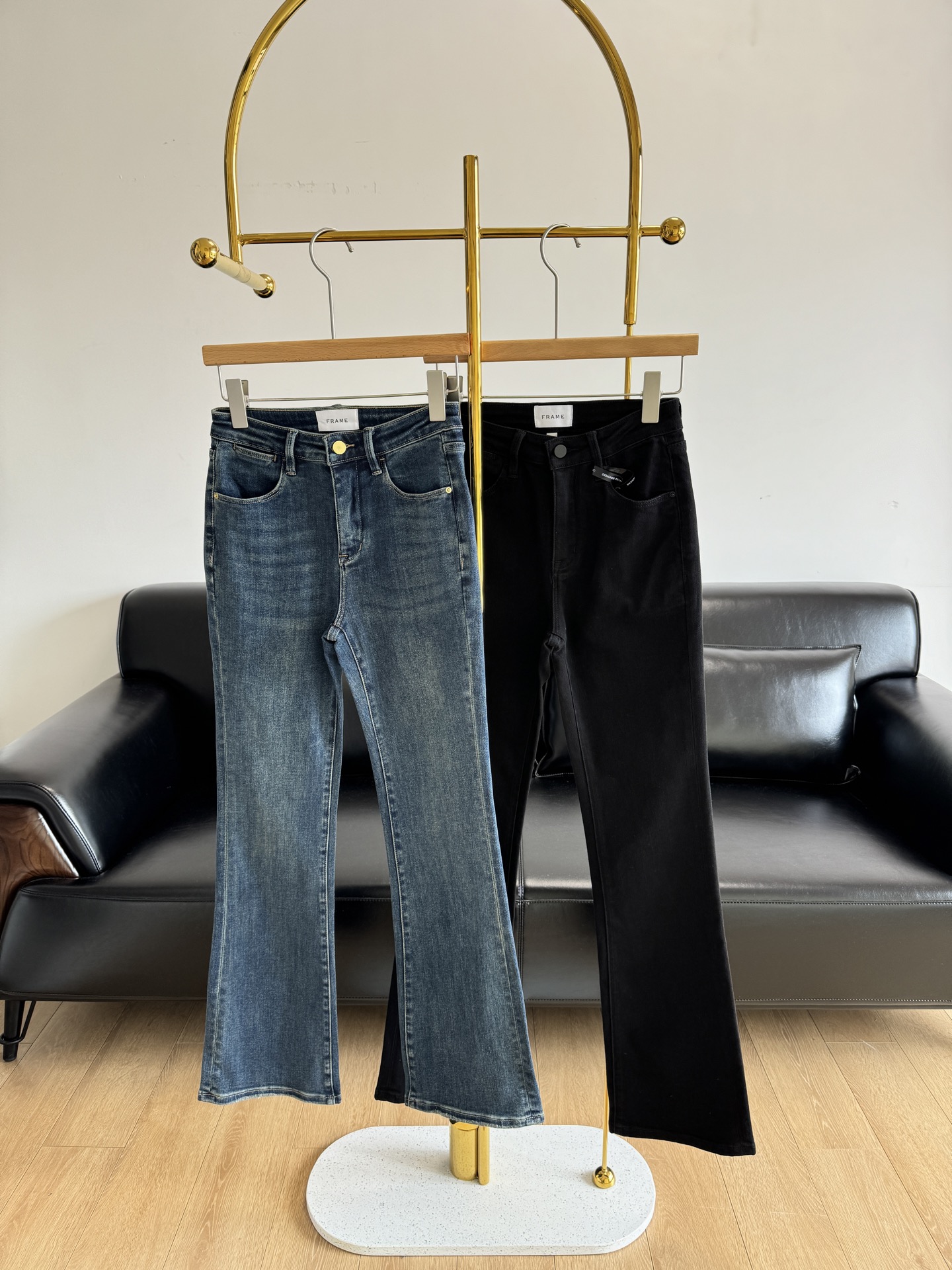 NO:310338,——Whoever sells the long legs feels like ~ Frame micro-flare jeans Let’s have a retro flared denim floor trousers!  High-quality denim fabric imported from Türkiye has a super soft and glutinous touch, moderate elasticity, high elasticity, excellent rebound, and zero sense of restraint on the upper body!  It has a very skin-friendly feel. It instantly sells low-quality products that become hard after wearing them a few times!  A pair of bell-bottom pants with a good shape. The effect of bell-bottom pants is started under the knees, covering the calves. The calves are thick or not straight, making the legs look perfect. The thighs are wrapped and then flared, so they look very slim and feminine. The high-waisted design makes it very comfortable to wear and cover the belly. This one looks good when worn immediately, and makes the legs look very slimming!  Number of codes 25-30 black blue 2 colors, jeans, alexander wang19860909——谁卖谁大长腿既视感~ Frame 微喇牛仔裤 约一款复古的喇叭牛仔拖地长裤吧！ 土耳其进口高品质的牛仔面料 触感超柔糯,松紧适度, 高弹力 回弹出色,上身零束缚感！亲肤感很好. 秒杀市面穿几次就发硬的low货！ 裤型很好的一款喇叭裤 膝盖下面开始喇叭裤效果, 遮住 小腿粗或者不挺,显得腿型完美 大腿这边包腿然后再喇叭的裤型, 所以非常显瘦,又有女人味 高腰设计,穿上非常舒适,遮肚子. 这款穿上立马大长腿, 显得腿型很好,非常显瘦！ 码数25-30 黑色 蓝色2个色,,jeans,alexander wang,Women's clothing