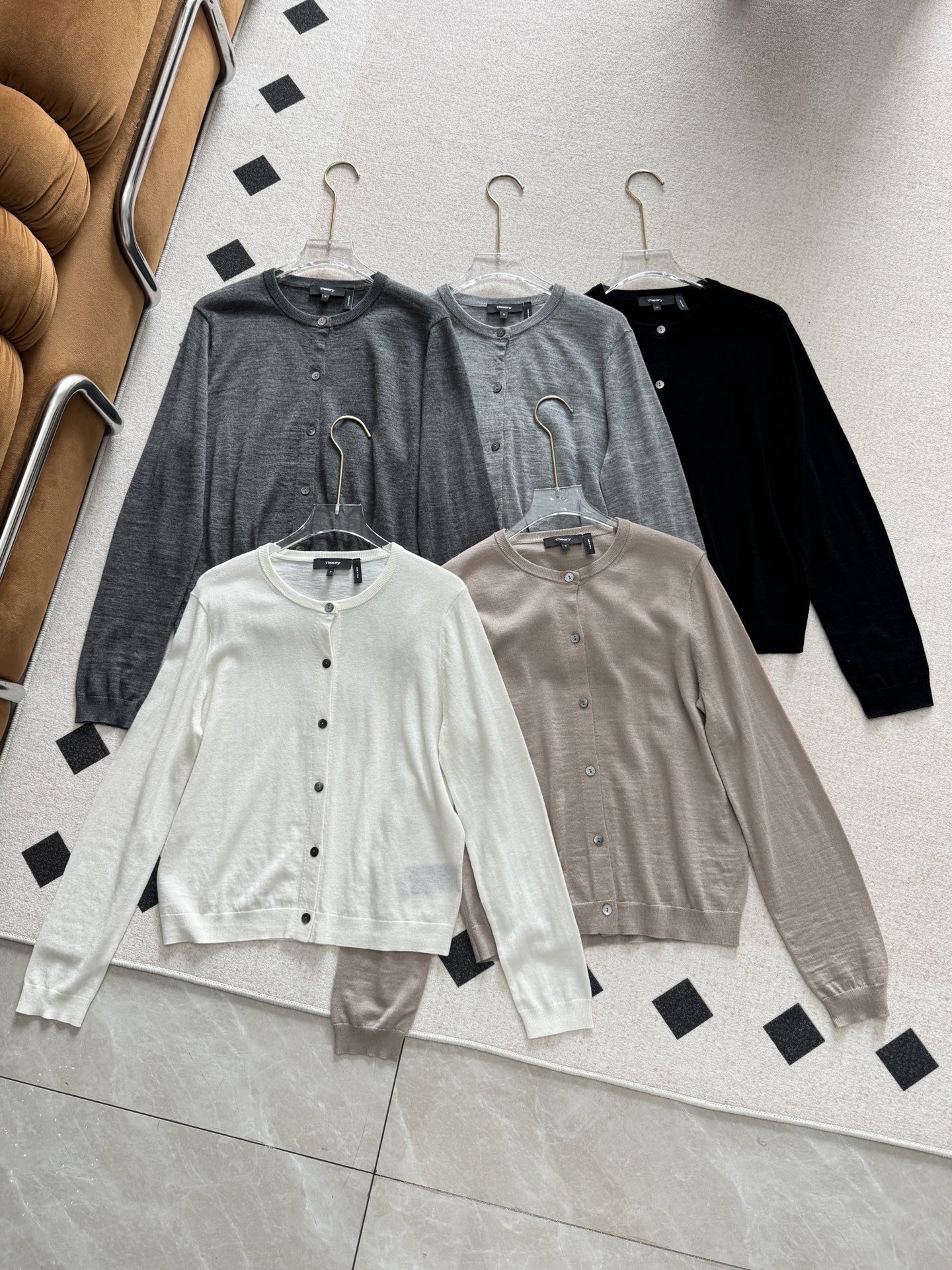 NO:310830,You should have one for light and dark colors!  The fit style is also a classic single-wearing inner style, suitable for matching in various occasions. It is a beautiful touch to match pants or skirts, which is the style that is often found in the closet!  ,,skirts,alexander wang19860909浅色深色都该备一件哈！合身版型,经典的单穿内搭亦可,适合多种场合搭配.随意搭配个裤子或者裙子都是敲美腻,就是衣橱里常备的那种款式！,,skirts,alexander wang,Women's clothing