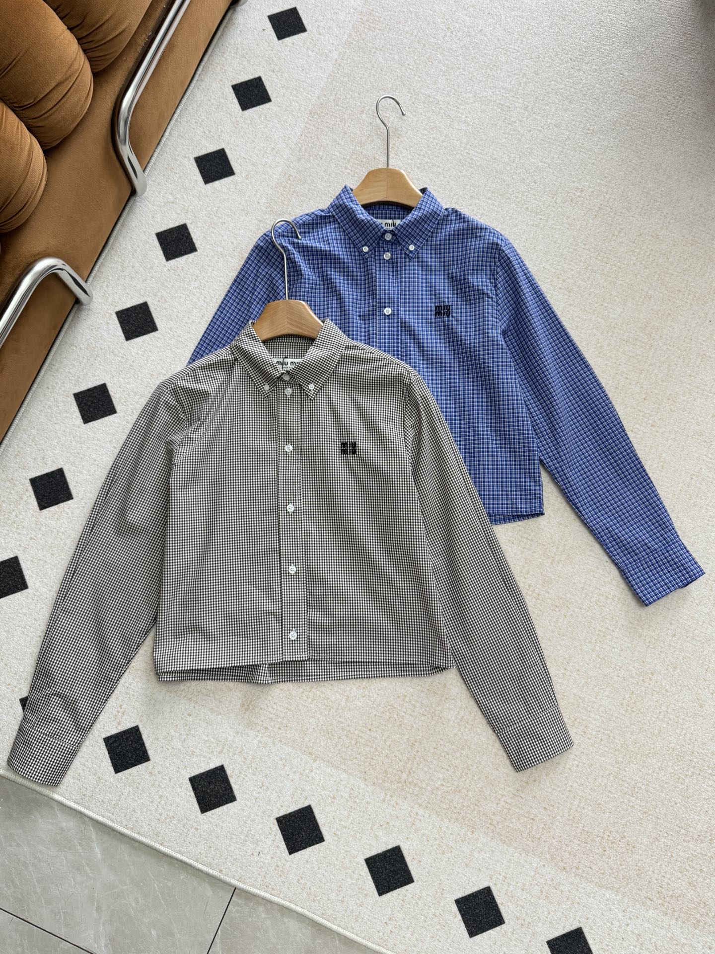 NO:310841,In addition to cutting, the whole body is a test!  There is even strict lapel design for the turner!  Single row of white buttons opening and closing!  It can be worn alone, with base and layered inside, and can be coated with suits, windbreakers and other jackets!  The upper body effect is praised!  Improve fashion level ~,,jackets & coats,business suit,alexander wang19860909全身对格对条除了对裁剪是一种考验！对车工更是要求严格翻领设计！单排白色纽扣开合！可单穿,可内搭打底叠穿,可叠加西装、风衣等外套！上身效果敲赞！一下子提升时尚 level ~,,jackets & coats,business suit,alexander wang,Women's clothing