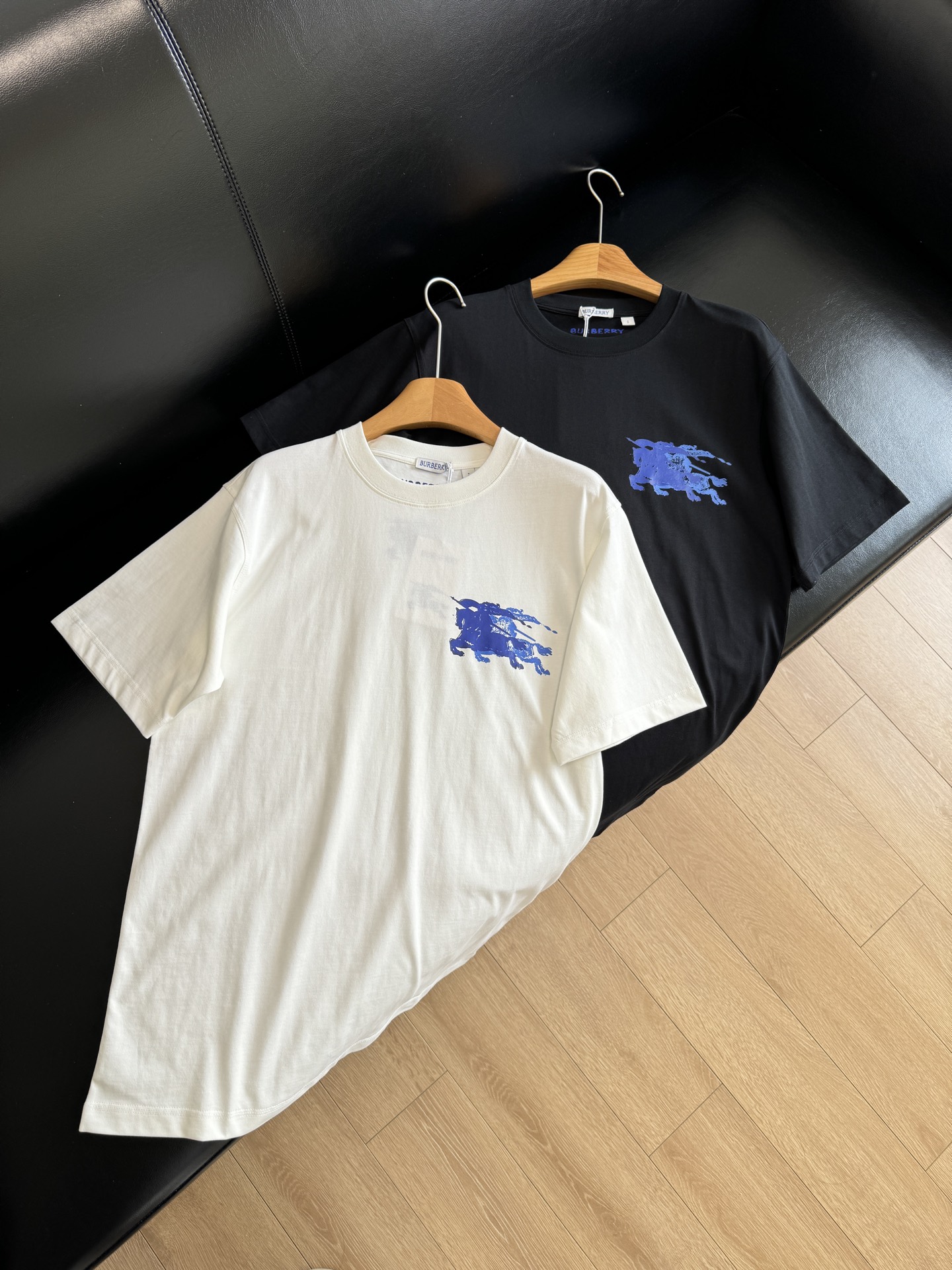 NO:310850,Simple and generous styles are very easy to wear. B's home has this kind of charm and can even easily wear them without any too much decoration!  Perfect style!  Simple, generous and fashionable. It can be matched with couples!  A very classic versatile short-sleeved T-shirt!  ,T-shirt,tees,t-shirt,alexander wang19860909简单大方的款式非常好穿搭, B家就是有这种样的魅力 甚至不需要什么过多的装饰就能轻松穿出味道！版型完美！简单大方时髦.可搭配情侣款！非常经典的百搭短袖T恤入起来！,,T-shirt,tees，t-shirt,alexander wang,Women's clothing