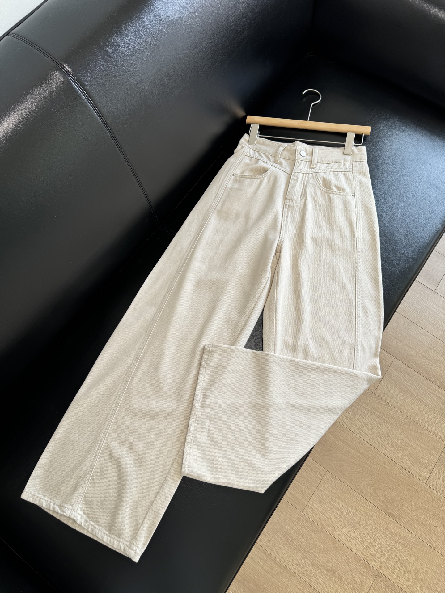 NO:310839,There must be one!  !  Large straight and high waist, irregular stitching, crooked feet, squinting trousers with side stitching, visually slimmer and three-dimensional, the perfect style is the soul of a good pair of pants. The boon for girls with pear-shaped figures makes them look thinner, taller and longer legs!  ,alexander wang19860909一定要有这么一条的！！ 大直筒高腰,不规则车缝线,歪脚大裤脚侧缝线偏前 视觉上更显瘦更立体,完美的版型是一条好裤子的灵魂所在,梨形身材妹子的福音显瘦 显高 显腿长！,,alexander wang,Women's clothing