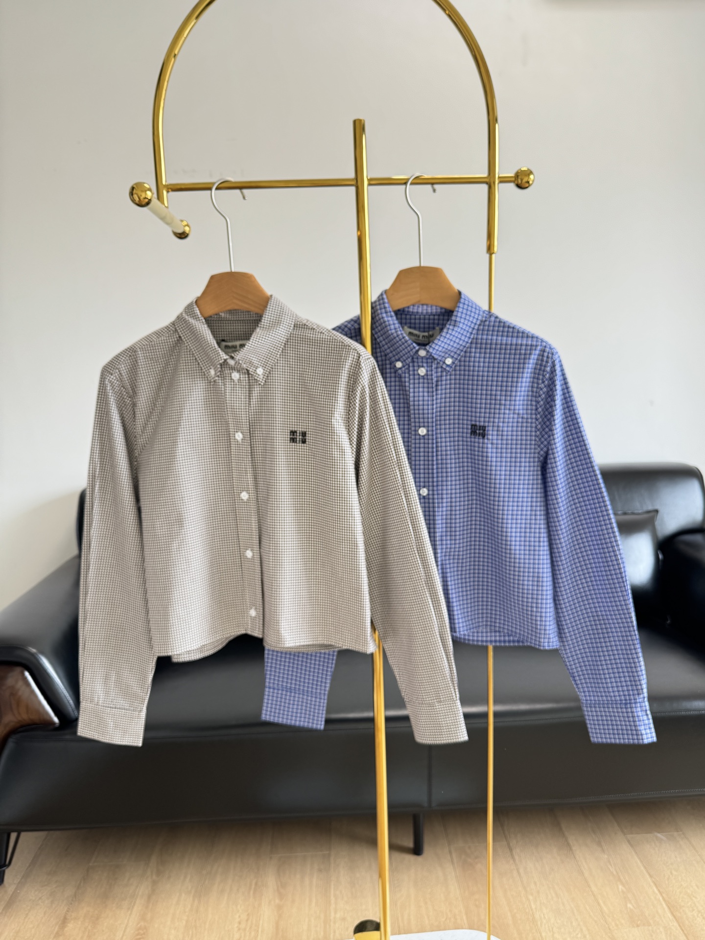 NO:310838,——miumiu New letter embroidered shirt. Plaid elements are elements that will never go out of date in any period!  Very striking and made of cotton!  Flexible and comfortable, the upper body is stylish!  The tightly symmetrical plaid is very full!  Strict axial symmetry and central symmetry ~ the visual effect is very pleasing to the eye and has a style. The upper body is so classic, so beautiful, and the grade is self-evident. It is obvious that the whole body is matched with grids and strips, which is a test in addition to cutting!  There is even strict lapel design for the turner!  Single row of white buttons opening and closing!  It can be worn alone, with base and layered inside, and can be coated with suits, windbreakers and other jackets!  The upper body effect is praised!  Improve fashion level ~ code sml gray blue 2 colors, miumiu, jackets & coats,shirts,business suit,alexander wang19860909——miumiu 新款字母刺绣纹衬衫 格子元素是任何时期都不会过时的元素！非常彰显品味 采用棉制成！柔韧舒适 上身即有型！紧密对称的格纹 饱满度很高！严格的轴对称和中心对称～视觉效果非常养眼 有格调 上身是有多经典 多好看 多有档次不言而喻 肉眼可见 全身对格对条除了对裁剪是一种考验！对车工更是要求严格翻领设计！单排白色纽扣开合！可单穿,可内搭打底叠穿,可叠加西装、风衣等外套！上身效果敲赞！一下子提升时尚 level ~ 码数sml 灰色 蓝色2个色,,miumiu,jackets & coats,shirts,business suit,alexander wang,Women's clothing