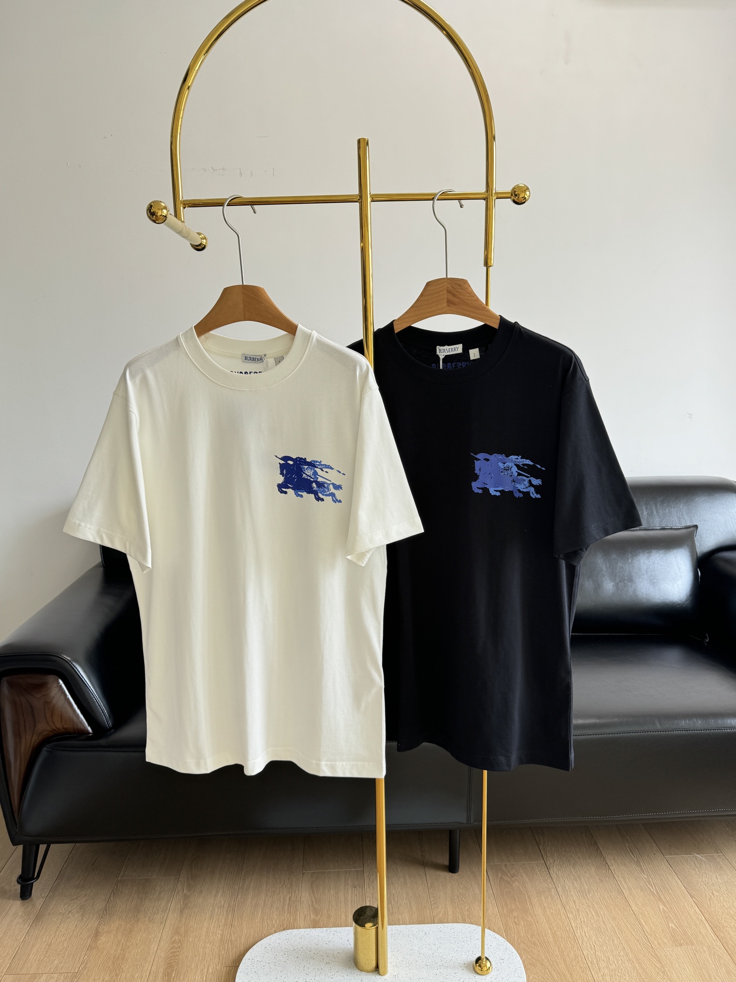 NO:310847,——BURBERRY War Horse Print T-shirt, the same style as men and women, this style can be said to be one for everyone, and can be worn all year round!  It uses excellent cotton fabric with clear texture, soft feel, comfortable to wear, good moisture absorption and strong breathability!  Simple and generous styles are very easy to wear. B's home has this kind of charm and can even easily wear them without any too much decoration!  Perfect style!  Simple, generous and fashionable. It can be matched with couples!  A very classic versatile short-sleeved T-shirt!  Code s-xl White Black 2 colors, Burberry, T-shirt,tees, t-shirt,alexander wang19860909——BURBERRY 战马印花T 恤 男女同款 这种款可以说人手一件的,一年四季可以穿！ 采用 优良全棉面料纹理清晰,手感柔软,穿着舒适,吸湿性好,透气性强！ 简单大方的款式非常好穿搭, B家就是有这种样的魅力 甚至不需要什么过多的装饰就能轻松穿出味道！版型完美！简单大方时髦.可搭配情侣款！非常经典的百搭短袖T恤入起来！ 码数s-xl 白色 黑色2个色,,burberry,T-shirt,tees，t-shirt,alexander wang,Women's clothing