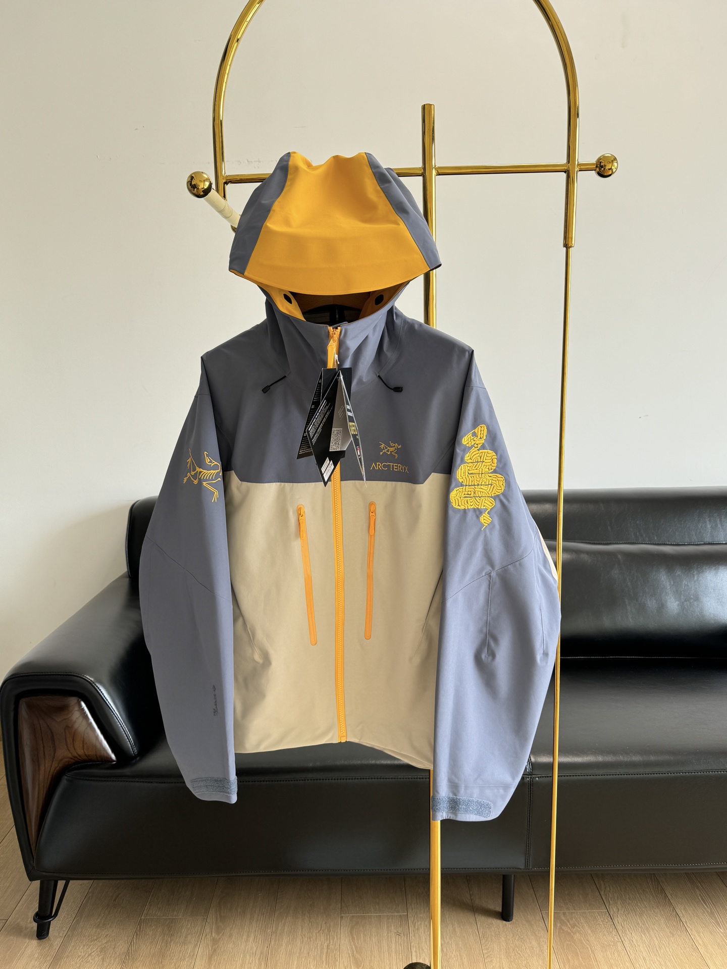 NO:310845,——Arcteryx Archaeopteryx Snake Year Limited Hooded Shock Clothes This new color scheme is so handsome. The golden python embroidery pattern on the shoulders is fully recognized. The embroidery gold elements are used more often. Whether outdoors or commuting, the Snake Year Limited has a unique effect. Brothers born in the Year of the Snake don’t have to wait!  It uses 2L double-layer Gore-tex fabric, with the surface of the fabric being super high-strength waterproof and the inner layer covering, so it achieves the effect of three layers of waterproof, making the garment have excellent waterproof, stain-proof and breathable!  The left snake and the right bird are spliced ​​together. The glacier blue makes people shine. The golden embroidery on the chest is very eye-catching. There is also a perfect combination of golden python elements and the iconic outdoor functional style!  Wearing it not only keeps warm and resistant to wind, but also has a very high recognition, and it is completely scattered!  It's really handsome!  The most worthwhile suit in 2025!  code s-2xl,arc'teryx,gold,hats,alexander wang19860909——Arcteryx始祖鸟 蛇年限定连帽冲锋衣 这款新配色上身太帅气了吧 肩膀的金色蟒蛇刺绣图案识别度拉满 刺绣金色元素运用的比较多 无论户外 通勤 蛇年限定都有独特的效果感受 属蛇的兄弟们不用等了！ 采用2L双层Gore-tex 面料,面料表层做超高强度防水,内层覆膜,所以到达三层防水的效果,使成衣具有防水防污透气的出色效果！ 左蛇右鸟 两色拼接 冰河蓝让人眼前一亮又一亮 胸口的金色刺绣很吸睛 还有黄金蟒元素和标志性的户外机能风完美结合！穿上不仅保暖抗风,而且辨识度超高,一整个被飒住！真的很帅哇！2025年最值得入的一件冲锋衣！ 码数s-2xl,arc'teryx,gold,hats,alexander wang,Women's clothing