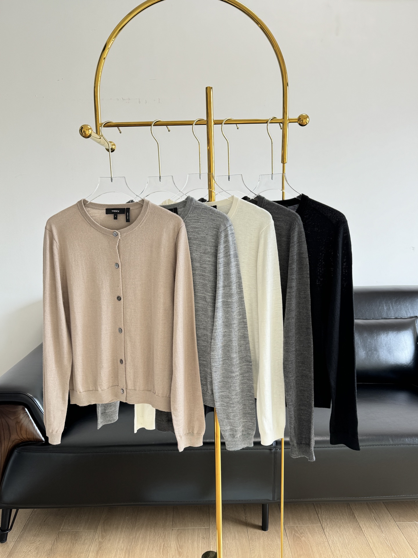 NO:310856,——Theory 2025 spring and summer women's clothing, wool round neck long-sleeved knitted cardigan, a style that must be recommended every year. It's so easy to wear. The most important thing for this kind of close-fitting object is comfort!  It is made of wool, smooth and warm, and is soft and delicate, very comfortable!  The yarn is delicate, soft, tight and elastic on the knitting, without any restraint!  It is definitely not something that cheap products can be presented. Only by receiving them can you know how good it is!  You should have one for light and dark colors!  The fit style is also a classic single-wearing inner style, suitable for matching in various occasions. It is a beautiful touch to match pants or skirts, which is the style that is often found in the closet!  SML Gray Black White Dark Gray Light Gray 5 colors, Skirts,alexander wang19860909——Theory 2025春夏女装 羊毛圆领长袖针织开衫 年年都必须推荐的款 太好穿了 这种贴身的物件最讲究的就是舒适！ 采用羊毛 顺滑温润的轻薄款 炒级柔软细腻,很舒服！ 纱线细腻柔和紧致针织上有弹力 不会有任何束缚感！ 绝对不是那种廉价品所能呈现的, 收到才能知道有多好！ 浅色深色都该备一件哈！合身版型,经典的单穿内搭亦可,适合多种场合搭配.随意搭配个裤子或者裙子都是敲美腻,就是衣橱里常备的那种款式！ 码数sml 灰色 黑色 白色 深灰色 浅灰色5个色,,skirts,alexander wang,Women's clothing