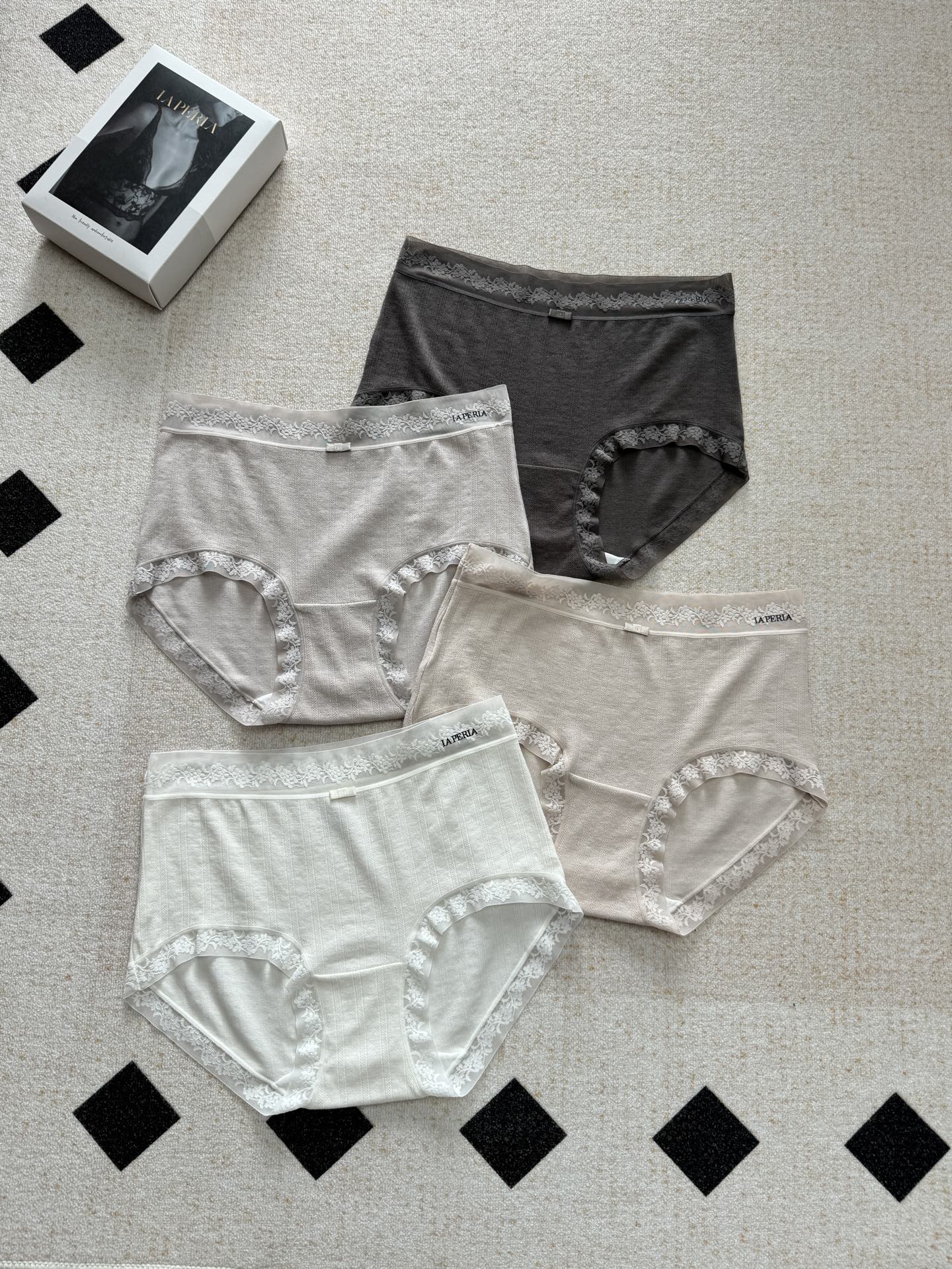 NO:310832,——LA Light Luxury Lace Modal Women's Interior, high-value, ceiling-level comfort, breathable, high-elastic and lightweight modal fabric, spliced ​​with traceless light lace mesh belt, the most outstanding person in the underwear industry, full of light luxury and high-end; the main feature is a traceless!  Dressing is not awkward, simple and elegant. If you love her, choose her to add comfort to yourself; you can wear it every day, so you can give your family more thoughtfulness!  One-size size 