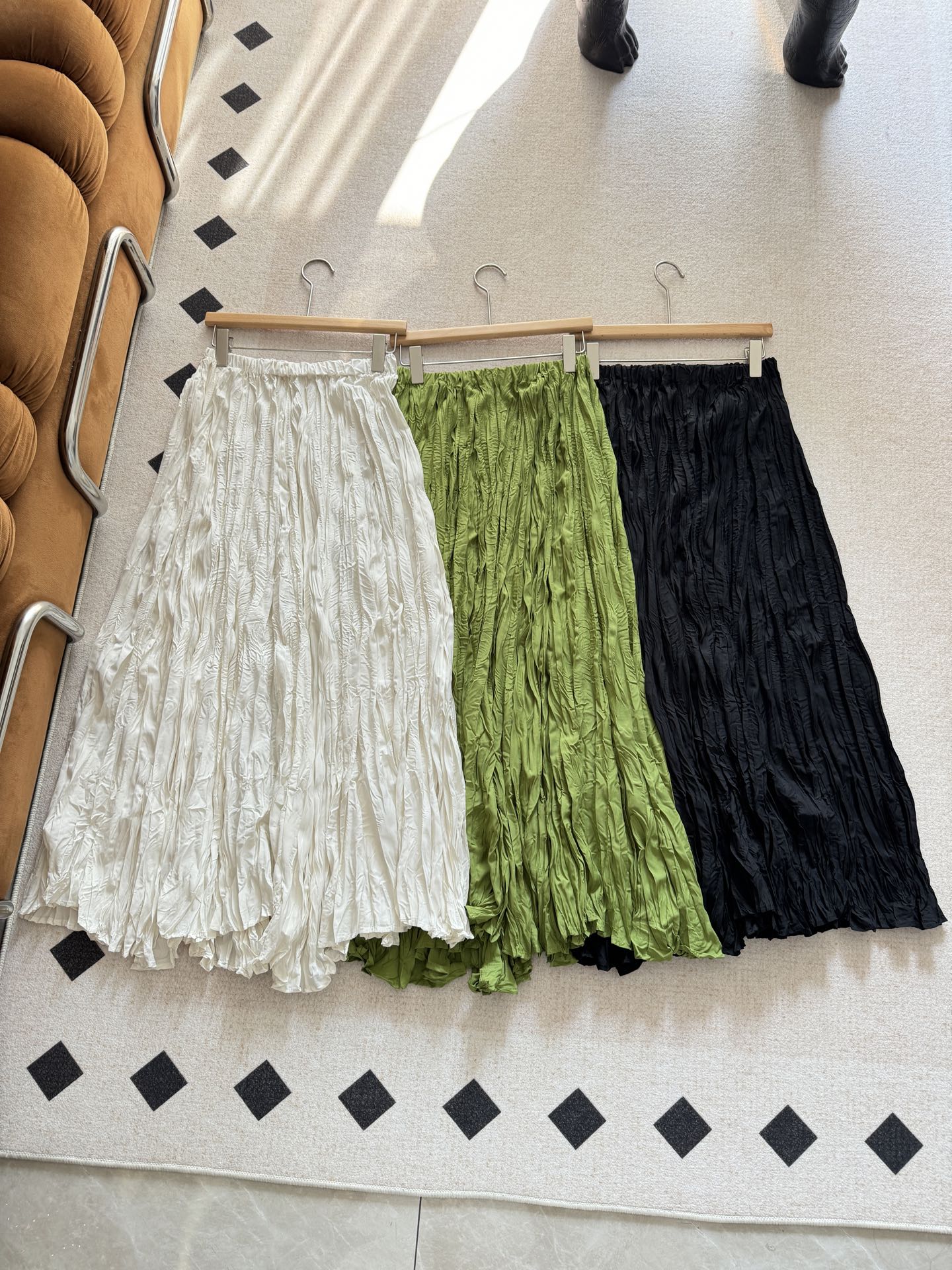 NO:311866,The high elastic ribbed waist head of the Dingzhi puts the fat on the waistline and abdomen inwards without any slight slimming!  This high-waisted umbrella skirt is the winning magic weapon for babies with small/pear-shaped bodies. It can also cover the hips and hide the flesh/highlight the waist while increasing the proportion!  The upper body is the most relaxed state, it is natural and not twisted, skirts, alexander wang19860909定织高弹罗纹腰头把腰线腹部赘肉往里收的同时还没有一丁点勒感！ 这种高腰伞型裙就是小个子/梨形身材宝宝的制胜法宝,拉高比例的同时还能遮胯藏肉/凸显腰身！上身就是那种最松弛的状态很自然不拧巴,,skirts,alexander wang,Women's clothing