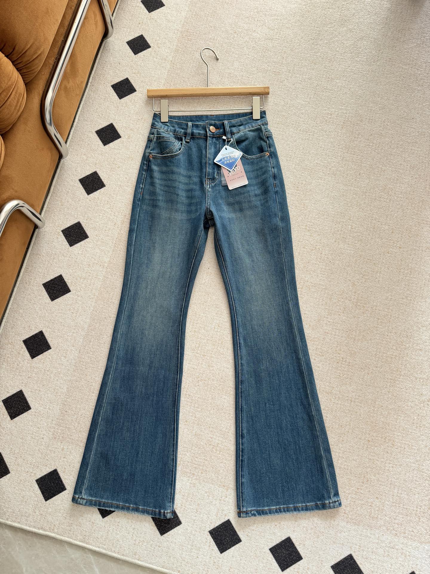 NO:311853,The super flare jeans, the flare slim look invincible, and the legs look long and the effect is great! The body proportions have become more refined~ Paired with high-heeled sneakers, it is full of short legs, and you will be praised for wearing them!  ,,sneakers,jeans,alexander wang19860909超赞的微喇牛仔裤,微喇版型无敌显瘦,显腿长效果巨好!显得身材比例都变精致了～搭配高跟运动鞋,全是腿短既视感,穿上就会被夸那种！,,sneakers,jeans,alexander wang,Women's clothing