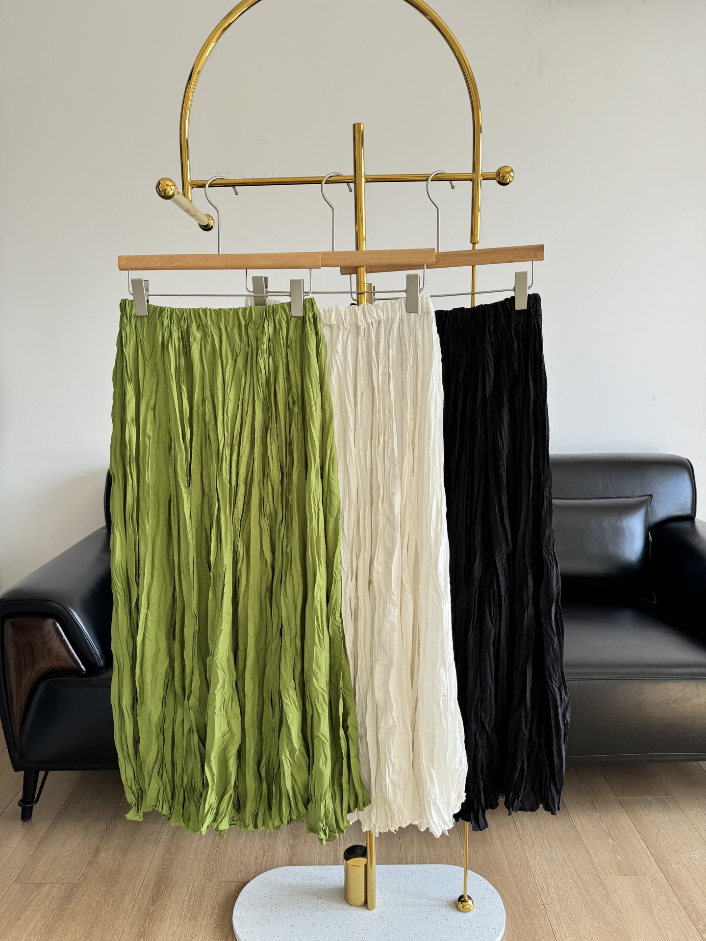 NO:311864,——Issue Miyake's pleated skirt is made of polyester fabric and has a soft drapery like silk!  It can also open up the droop and the tension of the fabric!  The upper body is gentle, flowing, silky and breathable!  Exclusively fixed dyed! The high elastic ribbed waist head of the fixed weaving waistline and abdomen is not slight at all!  This high-waisted umbrella skirt is the winning magic weapon for babies with small/pear-shaped bodies. It can also cover the hips and hide the flesh/highlight the waist while increasing the proportion!  The upper body is the most relaxed state. It is natural and not twisted. The skirt is soft but not collapsed, which shapes the flat feel to a three-dimensional sense. The pleats and changes make the skirt show a richer effect. As the body moves, it fluctuates quietly like a clear spring. It quietly releases the beauty of implicitness~ Number equal size white black green 3 colors, isseymiyake, skirts, real silk, alexander wang19860909——三宅一生 褶皱半裙 采用聚酯纤维面料,拥有如真丝的柔软垂坠！又能把悬垂度和面料的张力感给打开来！上身是轻柔飘逸的丝滑透气的！独家定染的! 定织高弹罗纹腰头把腰线腹部赘肉往里收的同时还没有一丁点勒感！ 这种高腰伞型裙就是小个子/梨形身材宝宝的制胜法宝,拉高比例的同时还能遮胯藏肉/凸显腰身！上身就是那种最松弛的状态很自然不拧巴 裙身软而不塌将平面感塑造成立体感,褶皱的张弛变化让裙身呈现出更为丰富的效果随着身体的运动起伏而悄悄波动犹如清泉细流 静静地释放着含蓄之美～ 码数均码 白色 黑色 绿色3个色,,isseymiyake,skirts,real silk,alexander wang,Women's clothing