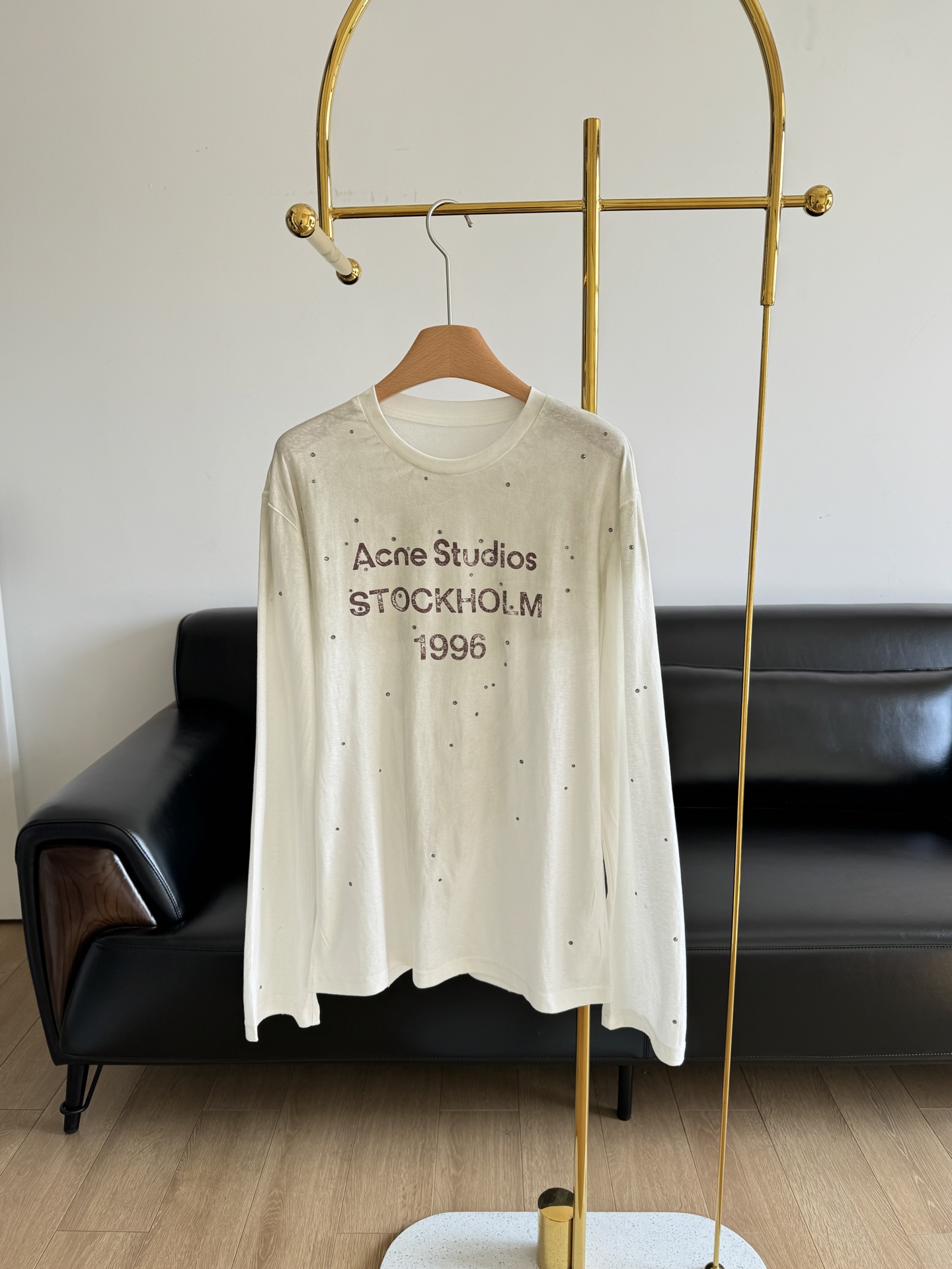 NO:311856,——Acne Studio*s 25Ss early spring new style 1996 printed iron diamond long sleeves. The new year limited edition is so flashy!  Who would refuse an acne white diamond long-sleeved T-type fabric, which is comfortable and breathable on the upper body, skin-friendly and pure cotton, soft to the touch, loose and slim and versatile, casual and lazy, hh~ Pair it with jeans and shorts at will, the upper body is simple and elegant, whether it is daily going out or commuting to work, it is super stylish with random matching~ Simple but fashionable!  code number xs~m, acne studios, shorts, jeans, alexander wang19860909——Acne Studi*s 25Ss早春新款 1996印花烫钻长袖 新年限定可太闪啦！谁会拒绝一件acne白色的钻钻长袖T  采用全棉面料,上身舒适透气,亲肤纯棉 触感柔软 宽松版型显瘦百搭, 休闲慵懒狠狠被拿捏住了hh～ 随意搭配牛仔裤短裤,上身简约大气,无论是日常出门还是上班通勤都可以,随意搭配都超有范~简约但不失时尚感！ 码数xs~m,,acne studios,shorts,jeans,alexander wang,Women's clothing