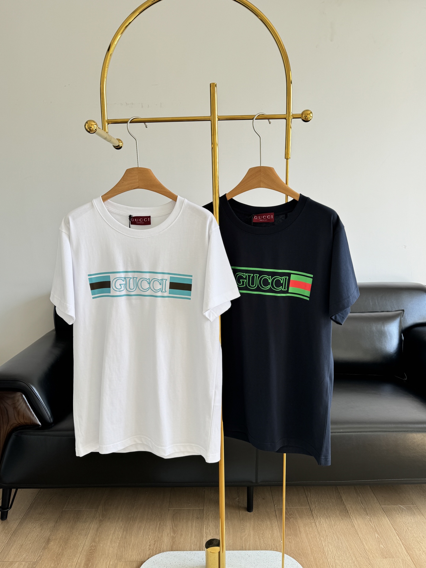 NO:311851,——GUCCI Gucci Printed Short-sleeved T-shirt This style can be said to be both classic and fashionable. It is fried chicken with any upper body and is eye-catching. It uses pure cotton fabric to have excellent breathability and sweat absorption. It feels comfortable and skin-friendly and breathable. You won’t feel uncomfortable when you wear it close to the body, and you will not feel any burden at all!  The loose style is more suitable for today's fashionable and fashionable styles!  You can go out beautifully with ease~ It is very inclusive and not picky about people. It is really the kind that is easy to wear and comfortable to wear. It is easy to wear if you wear it alone or with it!  Code s-xl white Navy blue 2 colors, gucci,gucci,T-shirt,tees,t-shirt,alexander wang19860909——GUCCI古驰 印花短袖T恤 这款可以说是既经典又时尚 随意上身搭配都炒鸡养眼吸睛 采用纯棉面料的透气性和吸汗性也非常出色,触感舒适亲肤透气,贴身穿也不会感觉到不适,完全没有负担感！ 宽松版型更适合当下时尚潮流造型穿着！轻轻松松就可以美美出街～包容性强不挑人,真的属于那种又好穿又舒服的,单穿 or 搭配都好穿！ 码数s-xl 白色 藏蓝色2个色,,gucci,gucci,T-shirt,tees，t-shirt,alexander wang,Women's clothing