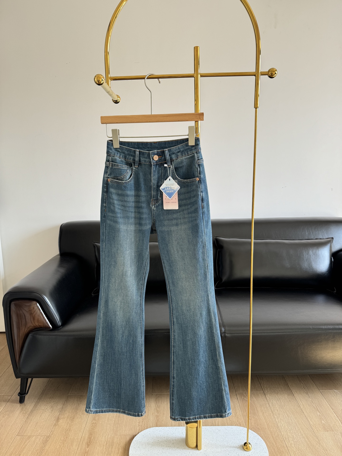 NO:311870,——J Brand regular jeans with a huge slim look versatile, with a soft and elastic fabric! The slim-flat pants are the slimming ceiling, but the fake hips are wide and the legs are not good. Sisters must try it! They are very easy to wear. They are made of high-elastic denim fabric imported from Türkiye, the king of soft and glutinous!  Too comfortable. The elastic fabric will not feel tight on the upper body. It is very comfortable and breathable. The denim material is very soft, comfortable and soft and easy to wear!  Hard to be well-managed!  The visual effect is richer, and the details reflect the unique dressing position!  The super flare jeans, the flare slim look invincible, and the legs look long and the effect is great! The body proportions have become more refined~ Paired with high-heeled sneakers, it is full of short legs, and you will be praised for wearing them!  Number of codes 26-30, Sneakers, jeans, alexander wang19860909—— J Brand 微喇常规款牛仔裤 巨显瘦百搭,面料软弹力大!不贴腿微喇裤才是显瘦天花板吧假胯宽腿型不好的姐妹一定要去试试!巨好穿 采用土耳其进口高弹牛仔面料, 软糯之王！太舒服了 弹力面料,上身不会有紧绷感非常的舒适透气, 牛仔料子很柔软,舒服柔软好穿 ！耐造好打理！视觉效果更加丰富 细节之处体现与众不同的穿衣位 ！ 超赞的微喇牛仔裤,微喇版型无敌显瘦,显腿长效果巨好!显得身材比例都变精致了～搭配高跟运动鞋,全是腿短既视感,穿上就会被夸那种！ 码数26-30,,sneakers,jeans,alexander wang,Women's clothing