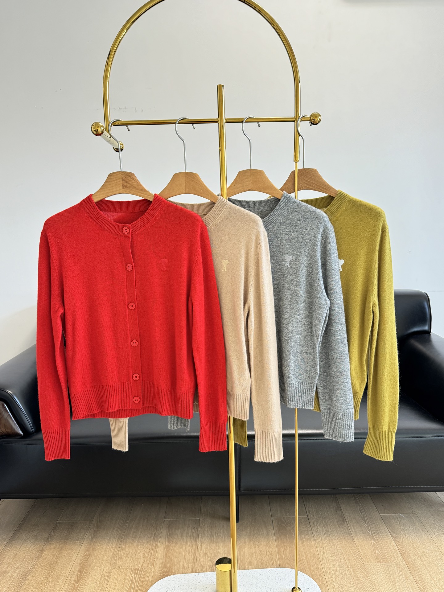 NO:312334,——AMI Women’s 25 new love knitted cardigan, the upper body is so tasteful, low-key and pleasing!  It's never out of time~ It's definitely a must-have item for everyone!  It has both the skinny and crisp wool and the soft and gentle cashmere, bright and elastic, and is not easy to deform!  !  !  This texture is visible to the naked eye!  !  Imported embroidery craftsmanship: Every needle and every thread are exquisite, with its own handmade traces, a very French romantic feeling, which makes love come to life and instantly achieves eye-catching effect!  The collar hem cuffs are made of double-thick threaded collar and have a certain shrinkage force!  The utilization rate is very high, and you can wear it alone or layer it. It is suitable for wearing it in spring, autumn and winter. It is a rare tone in cardigans!  Full of exquisiteness, creating a lazy and casual casual and fashionable feeling!  SML Gray Green Khaki Red 4 colors, Alexander wang19860909——AMI女士25新款爱心针织开衫 上身也太显品味啦 低调耐看！永不过时～,绝对人手必备的单品！ 既有羊毛的骨感挺括,又有羊绒的软糯温柔,光亮而富有弹性,不易变形！！！这个质感肉眼可见的优秀！！ 进口绣花工艺 每针每线都精致 自带手工痕迹,很法式的浪漫情怀, 让爱心栩栩如生,瞬间达到吸睛效果！ 领口下摆袖口采用双层加厚的螺纹收口领又一定的收缩力！利用率很高,单穿、叠穿都可,适穿春秋冬三个季节,开衫里少有的调调！精致感满满 打造处慵懒随性的休闲时尚感！ 码数sml 灰色 绿色 卡其 红色4个色,,alexander wang,Women's clothing