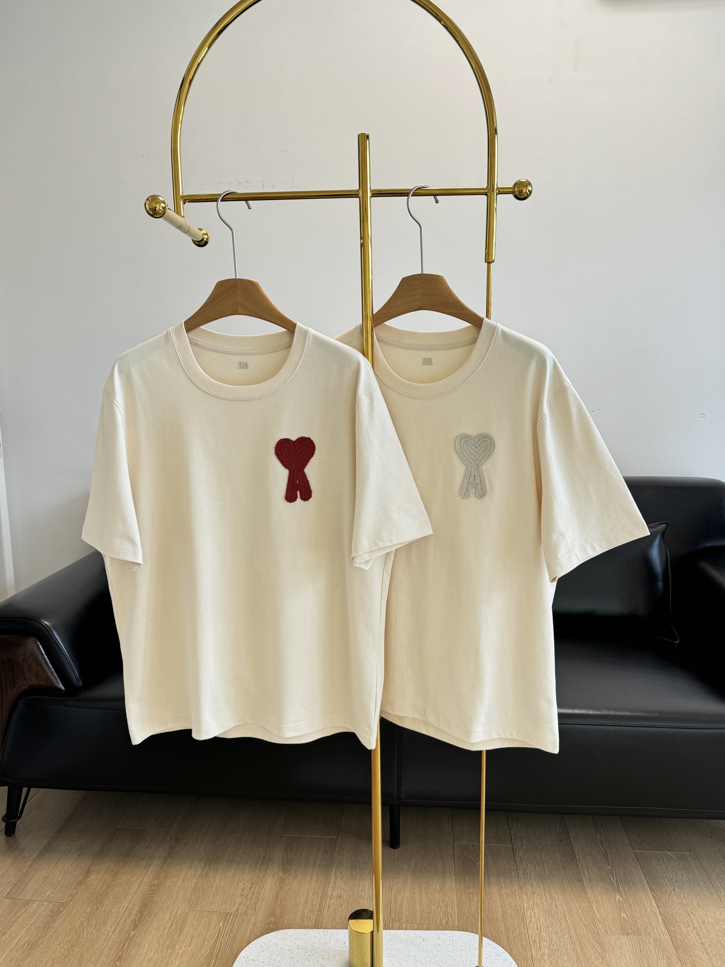 NO:312325,——Ami love short-sleeved T-shirt, a low-key, versatile and representative item with brand characteristics!  The fabric is made of cotton, which is very comfortable on the upper body. The quality is very good, skin-friendly and comfortable, and it is not easy to wrinkle. The overall texture is shown. You will know it is a good thing as soon as you receive the goods. You will definitely be satisfied~ The love embroidery on the chest is exquisite and three-dimensional, the right round neck, the thick double needle edge-closed, the overall silhouette is simple and the design is simple~ The clever integration of street trends makes it look more simple and stylish!  It is casual and comfortable to wear, and can be used in all kinds of matching and styles~Jue is a pragmatic time-equipped item. Number sml, T-shirt,tees, t-shirt,alexander wang19860909——Ami爱心短袖T恤 低调百搭又具有品牌特色的代表性单品！ 面料采用棉面料,上身很舒服.质量非常好,亲肤舒适不易皱,整体显质感,收到货一掂就知道是好东西,绝对会满意～ 胸前爱心刺绣精致立体,恰到好处的圆领,粗双针收边,整体廓形大落肩设计简洁～ 巧妙融合街头潮流更显极简风范腔调！穿起来休闲舒服,各种搭配各种风格都能驾驭～jue对是实用主义时配单品 码数sml,,T-shirt,tees，t-shirt,alexander wang,Women's clothing