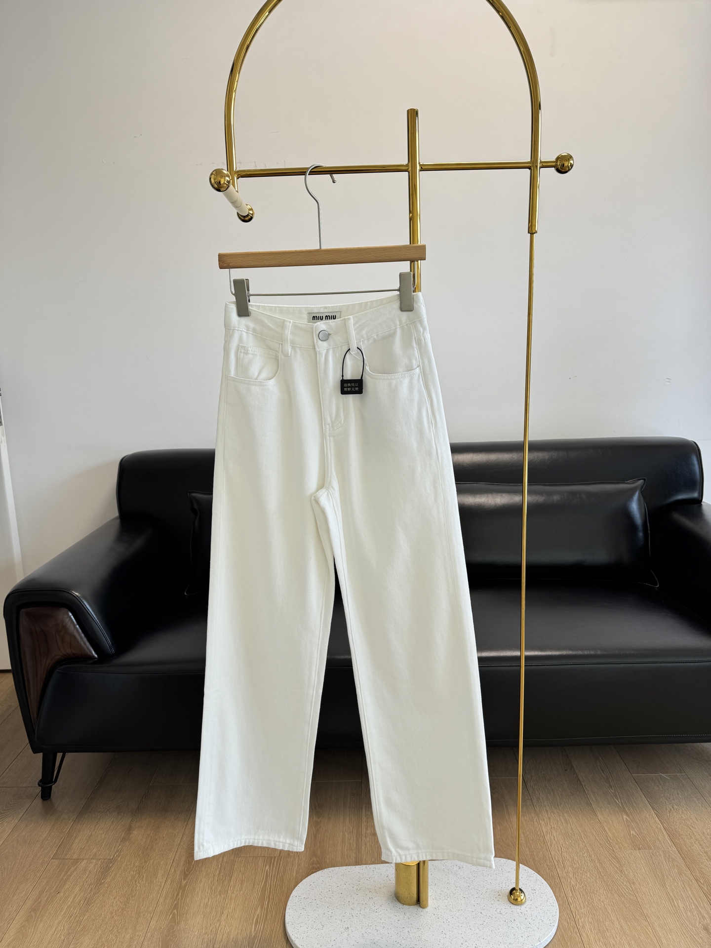 NO:321259,——Miumiu straight regular jeans. A pair of white jeans that show their legs straight and long legs are really amazing!  Denim cotton fabric!  The upper body is crisp and stylish, with clear texture on the cloth, so there will definitely be no stuffiness in summer!  HIN breathable!  There is no sense of restraint at all. The high-waist design improves the waistline, lengthens the leg lines and matches the short top. The WAN beauty creates a figure of 300% ~ a button   zipper design for easy putting on and off!  It is also effortless to match, and any T can make you look fashionable!  You don’t have to worry about matching when going out every day, believe me!  jue must buy ~ code count s-xl, miumiu, jeans, alexander wang19860909——miumiu直筒常规牛仔裤 条狠显腿直腿长的白色牛仔裤,这条真的绝绝子！ 采用牛仔棉面料！ 上身挺括有型,布面纹理清晰, 夏日绝对不会有闷热感！HIN透气！也完全不会有束缚感 高腰设计提升腰线,拉长腿部线条搭配短款上衣刚好, WAN 美打造身材三七分~门襟一粒扣＋拉链设计,穿脱方便！在搭配上也毫不费力,随便一件T都能搭出时髦感！日常外出也不必为搭配烦恼,相信我！jue 对能成为你衣柜里利用率敲高的单品 must buy ~ 码数s-xl,,miumiu,jeans,alexander wang,Women's clothing