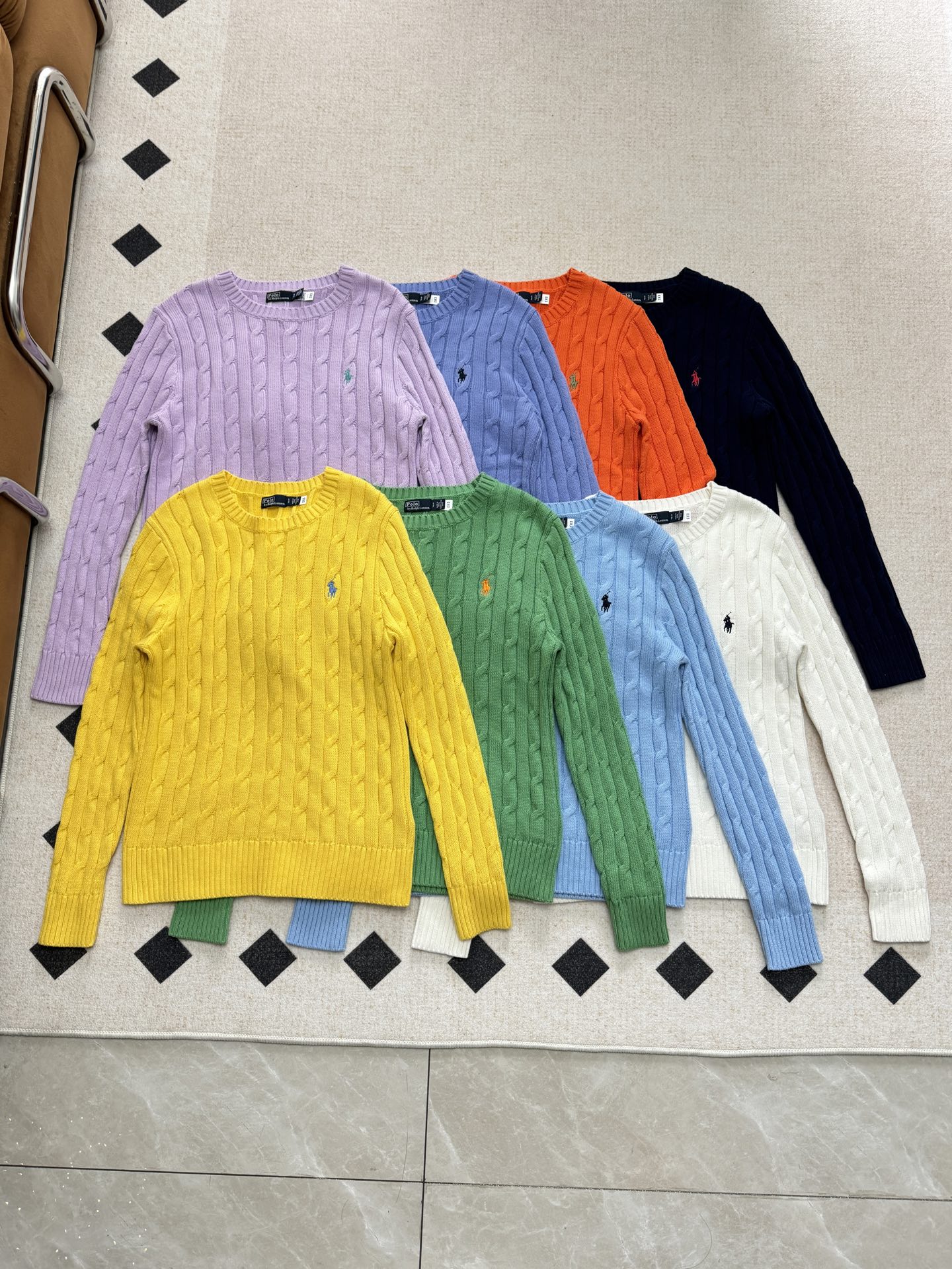 NO:312332,The embroidery of the pony logo is very exquisite ~ the entire pattern is clear and can be followed, and the spacing of the twists is just right, not too dense or too loose!  Upper body texture UP!  The bottom swing threads are edged, the clothing is neat and the layout is clear. The single-breasted opening and closing design is double-layer knitted reinforced with ultra-fine thread weaving, which is good stability and is not easy to deform!  ,alexander wang19860909小马标的刺绣很精致~整个纹路清晰可循,麻花的间距也做的刚刚好,不会太密集也不会过于疏松！上身质感UP！底摆螺纹收边,衣形工整,版型轮廓清晰. 单排扣开合设计,门襟出双层针织加固,搭配超细螺纹织法,稳定性好,不易变形！,,alexander wang,Women's clothing