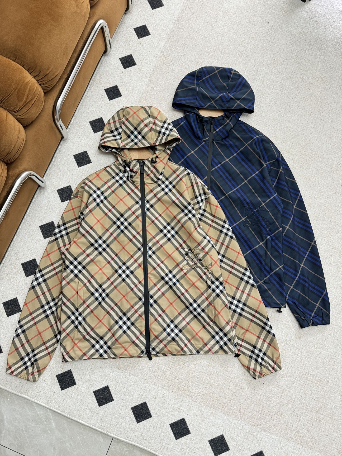 NO:312349,The clear plaid craftsmanship on the body demonstrates the brand tone, and the hooded design of the whole dress makes it look more fashionable and younger!  The hardware parts such as zippers and drawstrings are pure black matte texture that exudes a delicate and noble elegant posture, and always keeps perfect. The simple but not simple design style perfectly meets the outfit you need in your daily life!  ,hats,alexander wang19860909满身清晰的对格格纹工艺,彰显品牌调性,连帽设计整件衣服更显时尚年轻化！拉链与抽绳等五金处都是纯黑色磨砂质地散发出精致高贵的优雅姿态,时刻保持完美,简约而不简单的的设计风格,完美的满足了你日常所需要的穿搭！,,hats,alexander wang,Women's clothing