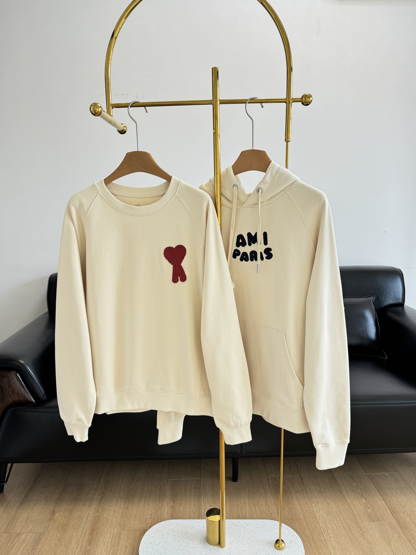 NO:312937,The round neck hooded Ami classic love-embroidered sweatshirt allows you to slay the overall style of the whole audience is relatively loose and casual. All kinds of figures can be controlled, hiding the flesh to make you look slimming! The fabric is cotton, the texture is soft, the comfortable and skin-friendly texture highlights the texture, and the details are very durable! Simple matching is very fashionable. A brand new hooking craft logo on the chest is full of love and high-end feeling, with just the right embellishment, the collar, hem, and cuffs are all made of minute-hand pressing thread, which is very delicate!  The details are handled in place! There is no problem with the couple's outfits!  The most gender-free basic model, versatile and practical! The upper body has a very high turnover rate, SML round neck style, hoodie, sweatshirts, hats, alexander wang19860909圆领款连帽款 Ami 经典爱心刺绣卫衣 让你slay全场整体的版型是比较宽松休闲的 各种身材都能驾驭,藏肉显瘦分! 面料是棉 毛圈底质感 手感柔软, 穿上身舒适又亲肤细腻的纹理凸显质感,细节很耐看!简单搭配就很洋气 胸前一枚全新勾编工艺logo爱心精致高级感十足,恰到好处的点缀,领子和下摆,袖口都做了分针压线,做工很精细！细节处理炒鸡到位!情侣装搭配穿着都没有问题！ 最没有性别限定的基础款 百搭又实穿! 上身回头率特别高 码数sml 圆领款 连帽款2个款,,hoodie,sweatshirts,hats,alexander wang,Women's clothing