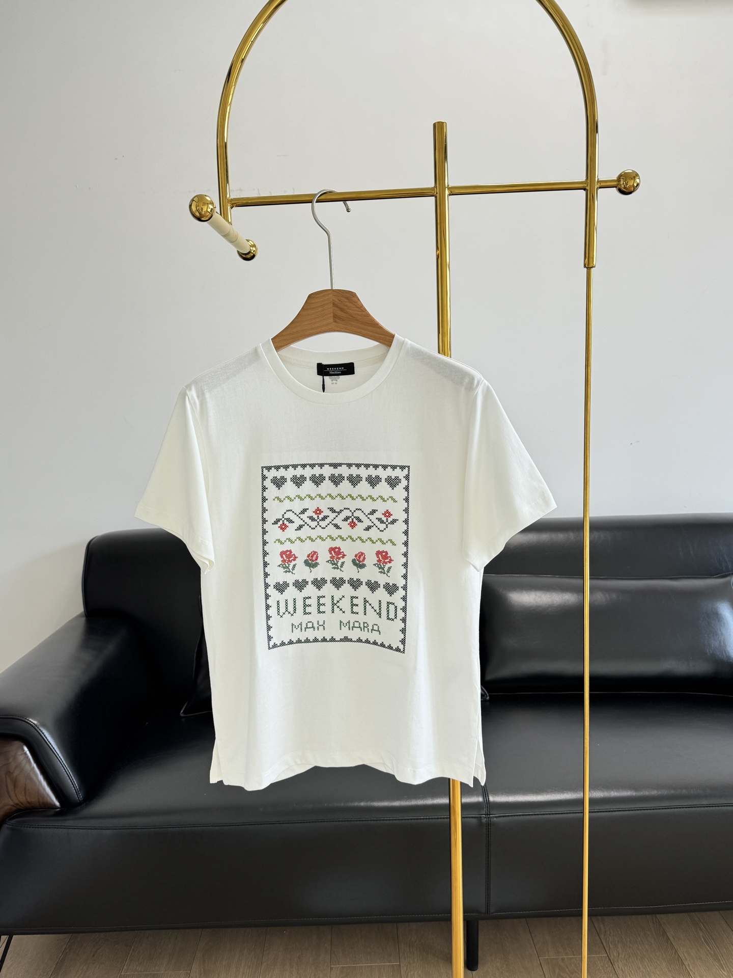 NO:312933,——MaxMara 25 new embroidered short-sleeved T-shirt, pure cotton yarn, the quality on the market that you can't wear again after wearing it for two or three times is not the same level, high-end and dense, with a straightness, no flesh, soft and skinny! The upper body has three-dimensional shape, and the clothes are good enough! The workmanship and wiring are all the way. Those who sold this series last year should know, so I won’t say much. The chest positioning is fixed, and every detail is exquisite and exquisite. The ruthless and quality craftsmanship not only adds visual layering and three-dimensional yellow to highlight the ultimate pursuit of details! ! This kind of T-shirt with shoulders is very beautiful whether worn alone or in the inner wear. Maxmara looks simple, but can be worn with a tone on the upper body. It is simple and energetic and casual, and it is very eye-catching no matter how you wear it! Code sml, T-shirt,tees,t-shirt,alexander wang19860909——MaxMara 25新款刺绣短袖T恤 纯棉纱线,和市面上那种穿两三次就不能再穿的品质不是一个等級高支高密,有挺度 不沾肉,柔软有骨感！上身版型立体 ,衣服版型足够好 ！做工走线都是一顶一的,去年卖过这个系列的都应该知道哈,我就不多说了. 胸前定位定点,每个细节都精细考究,狠有品质感工艺不仅增添了视觉上的层次感和立体感黄彰显出对细节的极致追求！！ 这种正肩小T恤不管是单穿还是内搭都是很wan美,Maxmara就是那种看着简单,但是上身却能穿出腔调感,简约的元气又带点休闲感,怎么穿都是很吸睛！ 码数sml,,T-shirt,tees，t-shirt,alexander wang,Women's clothing