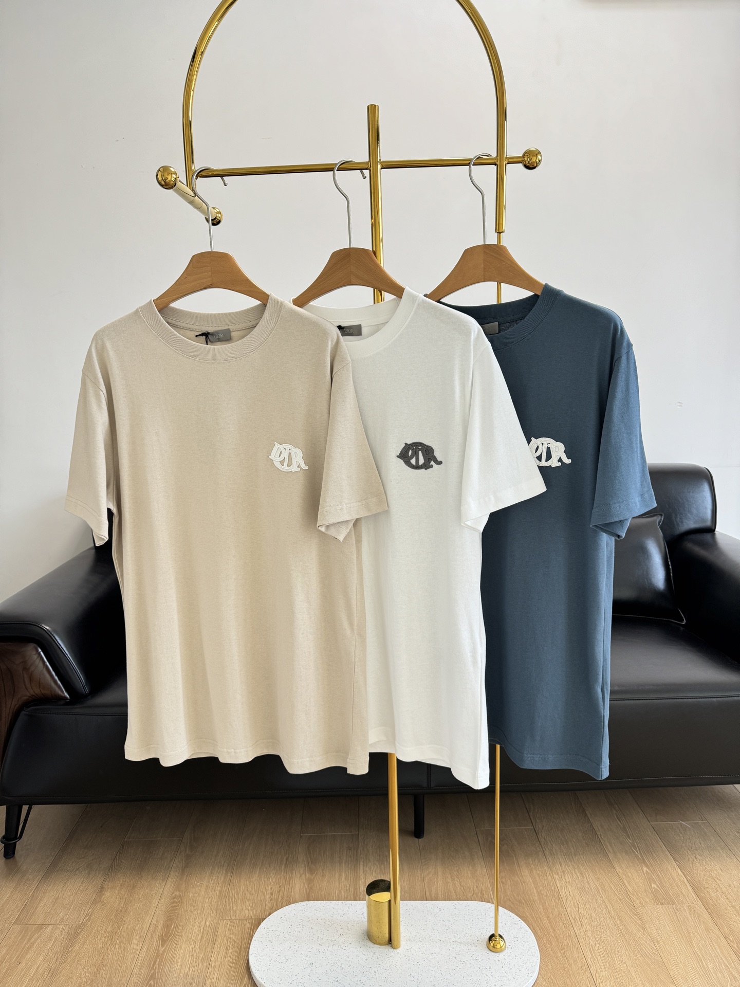 NO:312942,——DIOR/Dio 25ss new style, letter embroidered short-sleeved T-shirt, full of high-end feel!  It's just simple and rough, and the effect is very good!  All cotton high-weight fabric!  The texture is invincible~ the texture is very soft and comfortable, and the breathability is very good, and it will not be stuffy when worn in summer. The Dior logo embroidery is displayed on the chest. The upper body effect is very outstanding, very eye-catching. The excellent items in the closet are very handsome whether they are worn inside or alone!  Code s-xl Blue White Khaki 3 colors, Dior, Dior, T-shirt, Tees, T-shirt, Alexander wang19860909——DIOR/迪奥25ss新款 字母刺绣短袖T恤 高级感十足！就是简单粗暴上身效果非常好看！ 采用全棉高克重面料！手感质感都是无敌的存在～质地非常柔软舒适 透气性非常好,夏天穿着也不会闷热 胸前展示着Dior标志刺绣 上身效果非常出色,非常招眼吸睛,衣橱里的绝佳单品无论内搭还是单穿都爆帅十足！ 码数s-xl 蓝色 白色 卡其3个色,,dior,dior,T-shirt,tees，t-shirt,alexander wang,Women's clothing