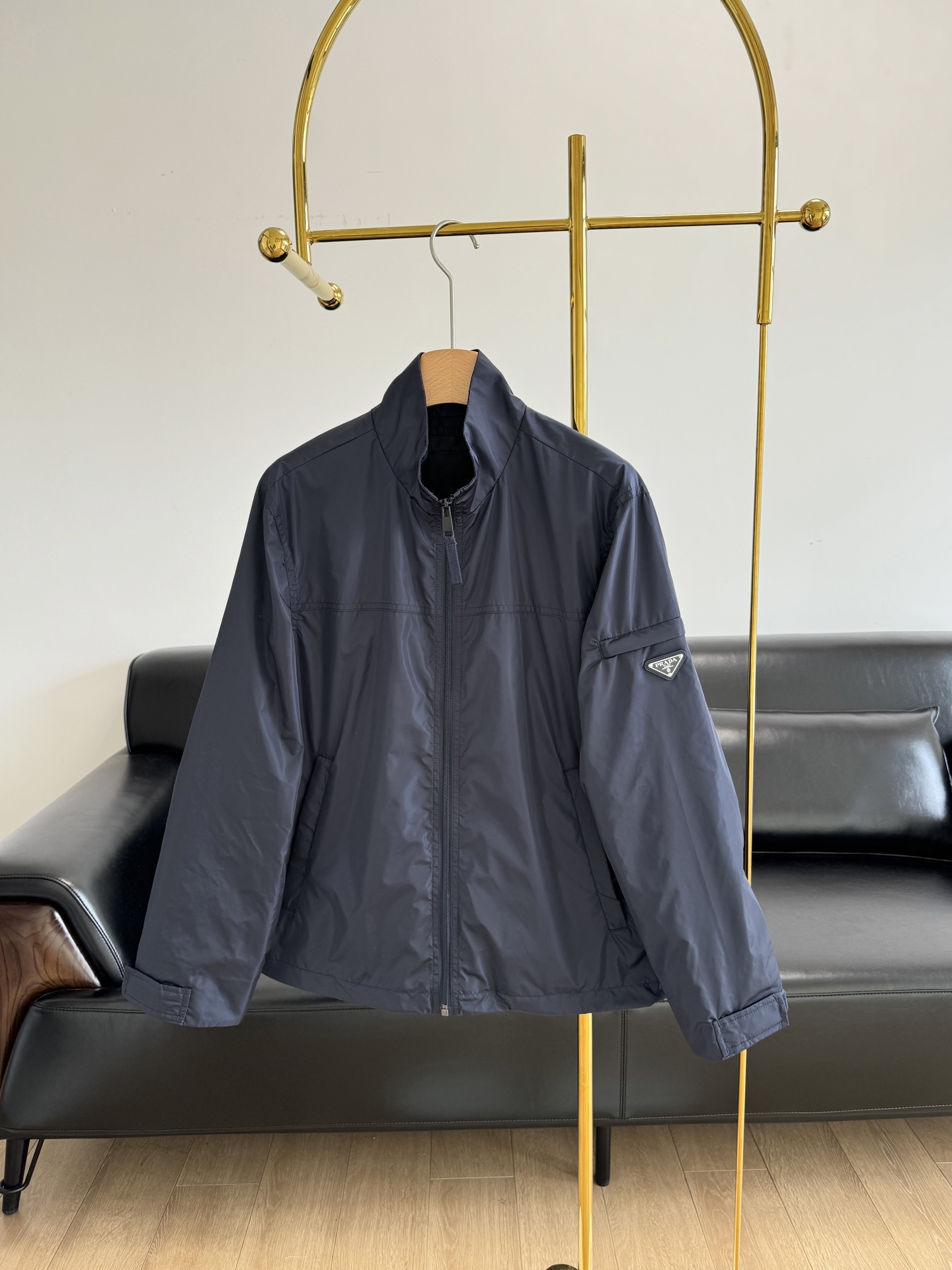 NO:312948,——Prada hooded jacket is here!  Create a sports-style leisure and comfortable item!  The style is versatile and not picky!  The upper body is handsome and cool. Classic is eternal, and it is absolutely worth buying!  Polyester fabric!  Very soft material, light and breathable, and has the function of wind and rainproof, and the feel is particularly smooth and comfortable ~ Blue is hard to look at, high-end and atmospheric!  Just wear a basic sweater and T-shirt with a basic inner layer, simple and casual ~ and straight-leg pants and casual trousers, all JUE best cp!  ~ Enrich the overall look!  Overall high-end and extremely textured and capable so far. Must-in-app purchase. Number of 48 50 52 54,,prada,jackets & coats,jackets & coats,business suit,hats,alexander wang19860909——Prada 连帽夹克外套来啦！ 打造运动风休闲舒适单品！ 版型百搭不挑人！上身帅气又拉风 经典即永恒,入手绝对值的！ 采用聚酯纤维面料！非常柔软的材质, 轻薄透气的同时又具备防风泼雨功能 手感特别顺滑舒适 ~ 蓝色狠耐看,高级大气！ 内搭基础的针织衫、T 恤穿就好, 简单随意～和西装直筒裤、休闲裤、都是JUE佳 cp！~丰富了整体的造型！整体高级而极具质感实力至此 必入款 码数48 50 52 54,,prada,jackets & coats,jackets & coats,business suit,hats,alexander wang,Women's clothing