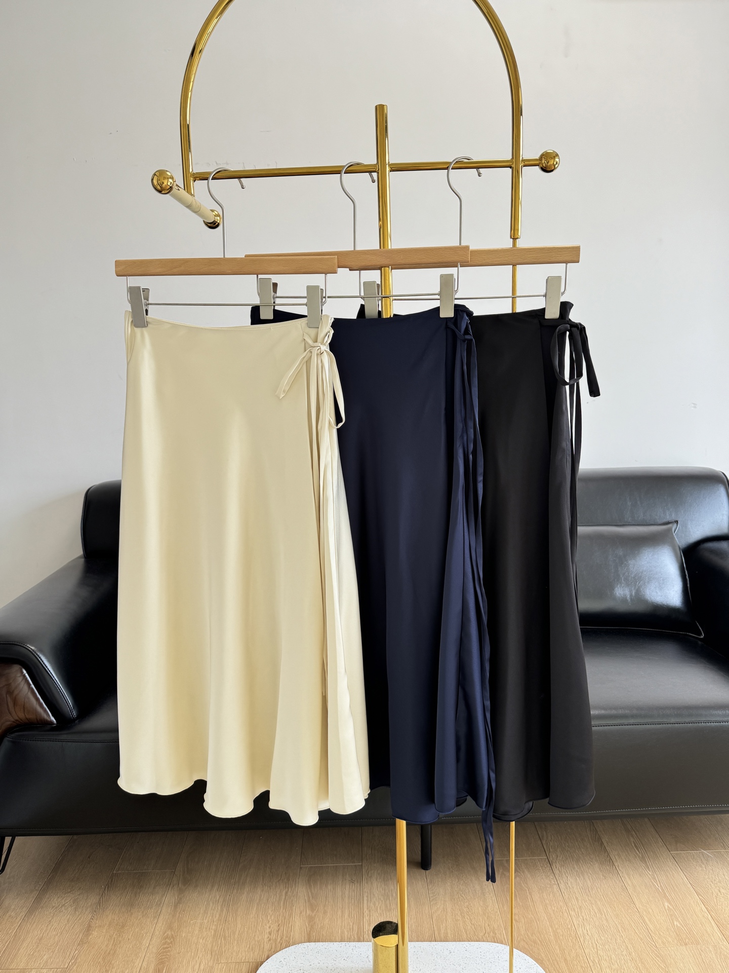 NO:312928,——Theory Theory strapped three-acetic acid skirt. The feel and texture are super good. Walking with style, and the drape feels good!  I think this kind of skirt is the most versatile. It is very easy to wear with a silk top. It uses acetate fabric!  The triacetic acid from Japan is soft and flexible, flowing and drape. It is mainly because this kind of skirt is worn in practical clothes. Whether you go out to play or commute to work, it is very outstanding when you wear it casually~ The wrap-around design brings a fuller large pleats, and the good fabric and skirt shape jointly support the agile beauty of a skirt!  The texture in your hand is much more amazing than the one presented in the picture. It is also a great value for the daily life and looks good with a small shirt. Sometimes you want to wear it appropriately and generously, and it is very important to choose the right clothes. It will make you look at it with a texture. It will make you look at it very luxuriously!  Number of codes 0 2 4 6 beige blue black 3 colors, skirts, alexander wang19860909——Theory 绑带三醋酸半身裙 手感和质感超超超超好.走路带风.垂坠感份量感都好！这种裙子我觉得是最百搭的.随便搭配个蚕丝上衣啥的都太好穿了. 采用醋酸面料！日本本土的三醋酸,它轻柔灵动,飘逸又有垂坠感,主要是这种裙子实穿.你平时出去玩也好.上班通勤也好.随便穿一下都非常出彩～ 裹围式设计,带来更加饱满的大褶量,好的面料与裙型共同支撑起一条半裙的灵动美感！拿到手上质感远远比图片呈现的还要惊艳,闭眼入；而且是超值的那种日常随便搭配个小衫都好看.就是有时候你想要穿的得体大方,就是选对衣服很重要一件有质感的衣服.它会让你整体你整个人都看得很贵气！ 码数0 2 4 6 米白 蓝色 黑色3个色,,skirts,alexander wang,Women's clothing